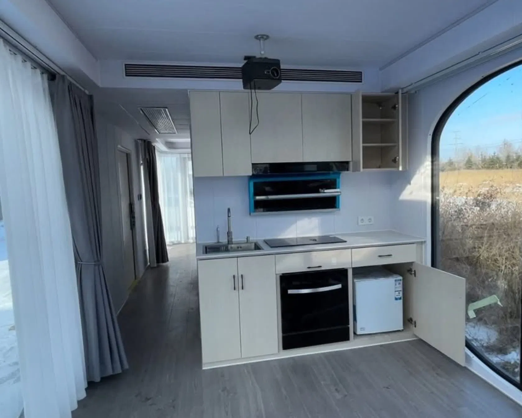 Casa modular off-grid sostenible alimentada por energía solar y eólica