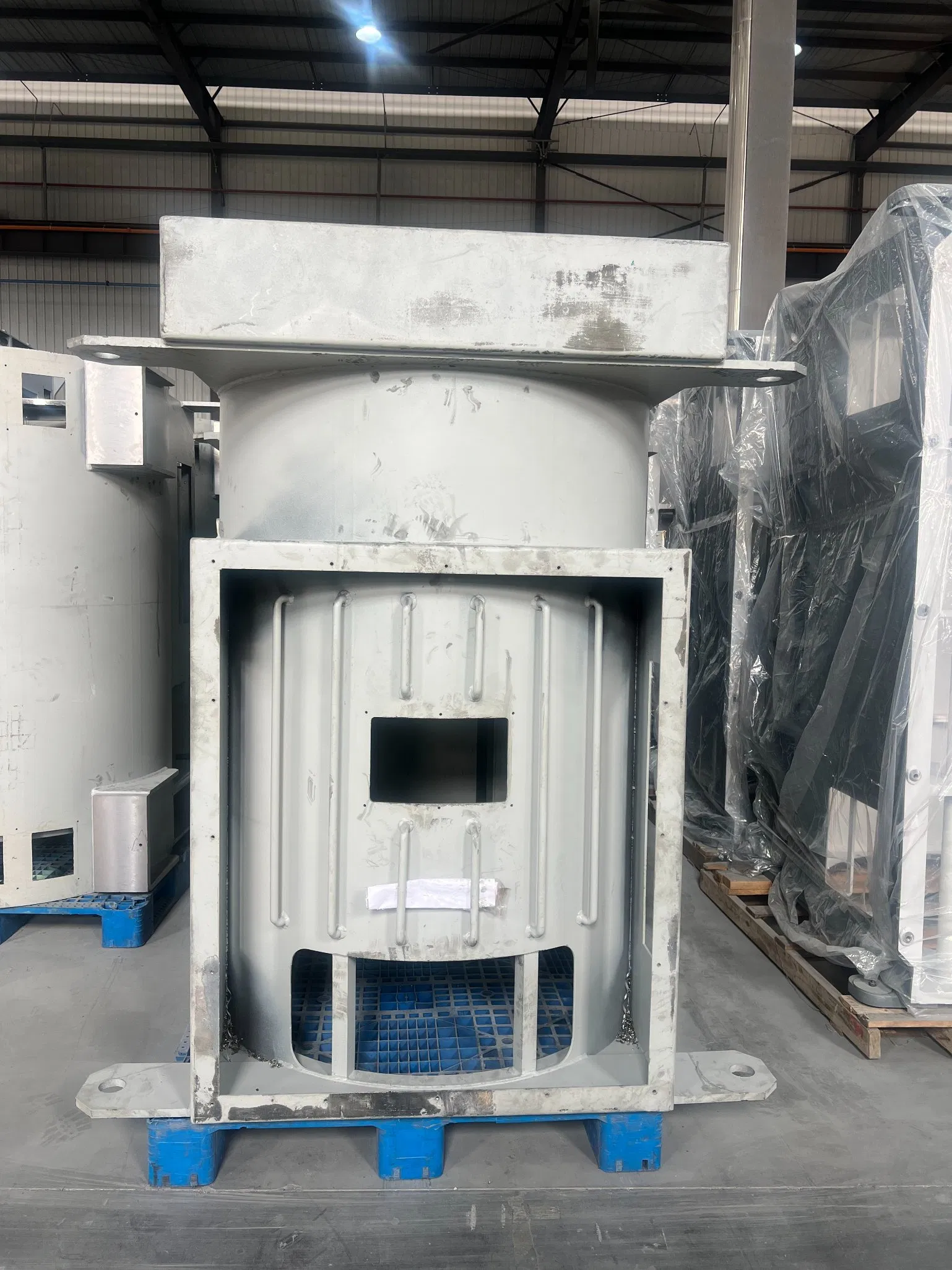 Soporte de abrazadera dividida para motor marino de imán permanente con refrigeración por agua y carcasa del estator