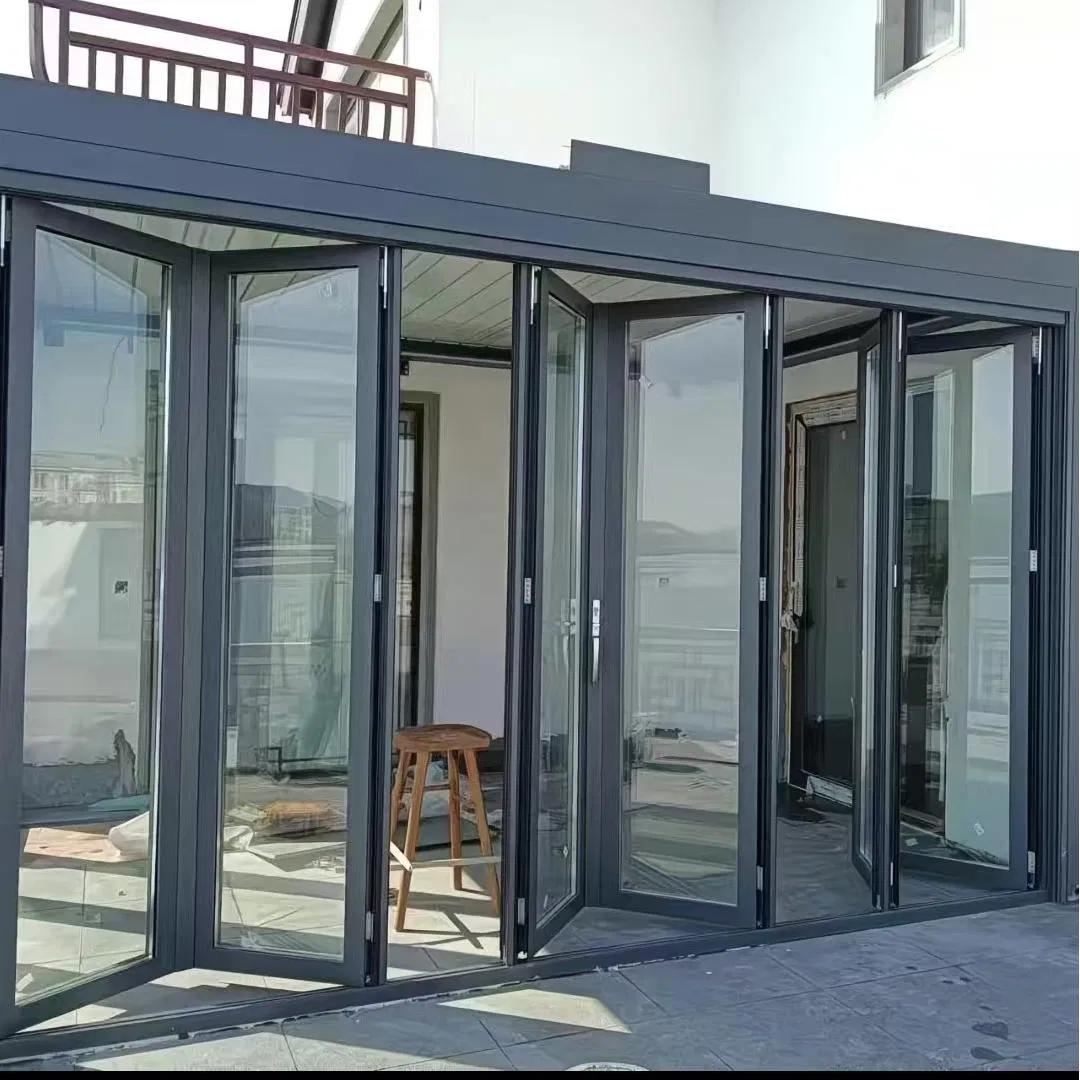 تنتج المصنع أبواب زجاجية قابلة للطي مصنوعة من الألمنيوم بتصميم حديث وفتحات كبيرة عازلة للصوت بأسعار منخفضة وجودة عالية