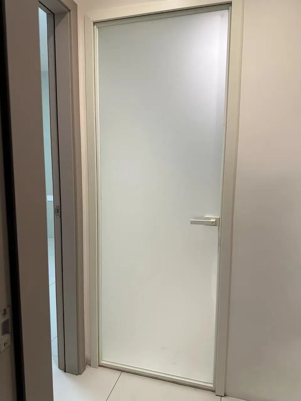 باب hinged زجاج مصنفر من الألمنيوم الحديث للاستخدام في الحمام والداخلية