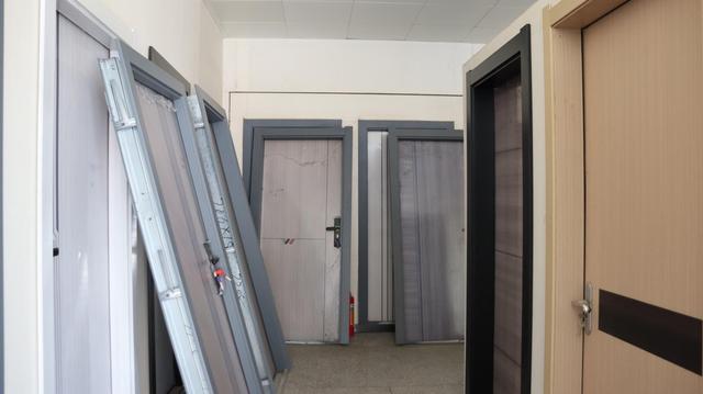 أبواب ألمنيوم بإطار رفيع لمشروع فندقي فاخر