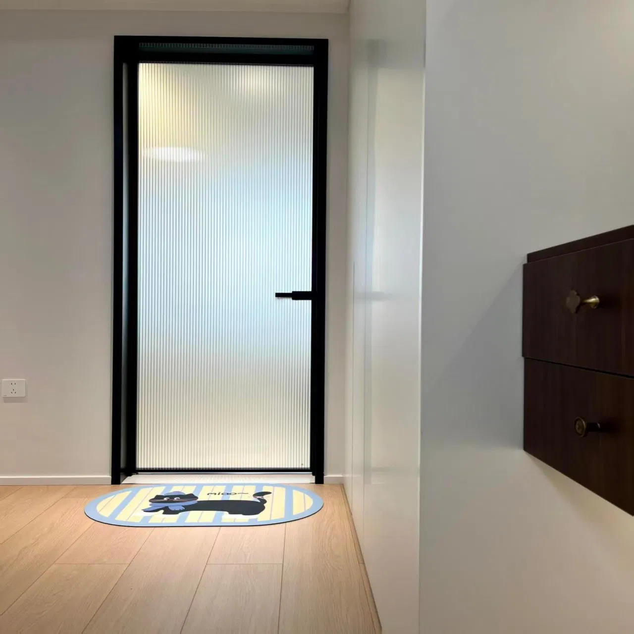 باب زجاجي hinged مصنوع من سبيكة الألمنيوم عازل للصوت للأمان في الحمام، باب خارجي حديث يفتح بشكل متأرجح
