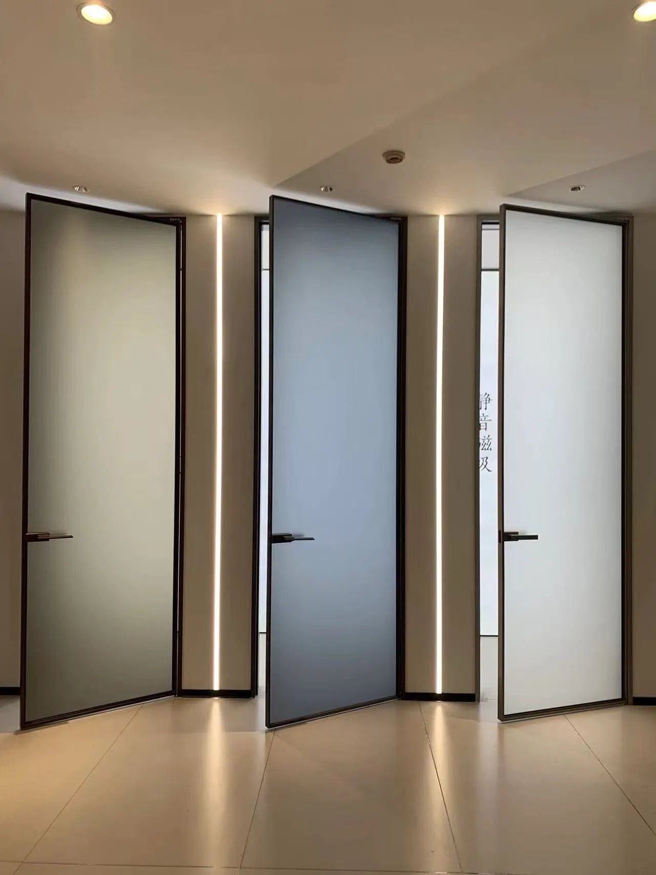 باب hinged زجاج مصنفر من الألمنيوم الحديث للاستخدام في الحمام والداخلية