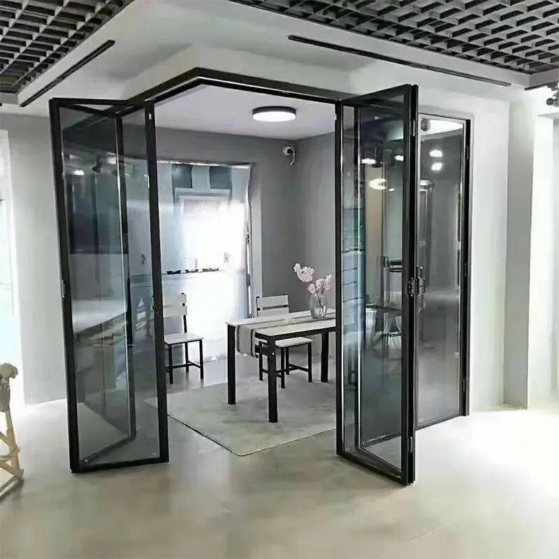 2025 باب فناء مزدوج من الألمنيوم بإطار أسود حديث مع زجاج مزدوج مقسى لنظام جدار قابل للطي الخارجي