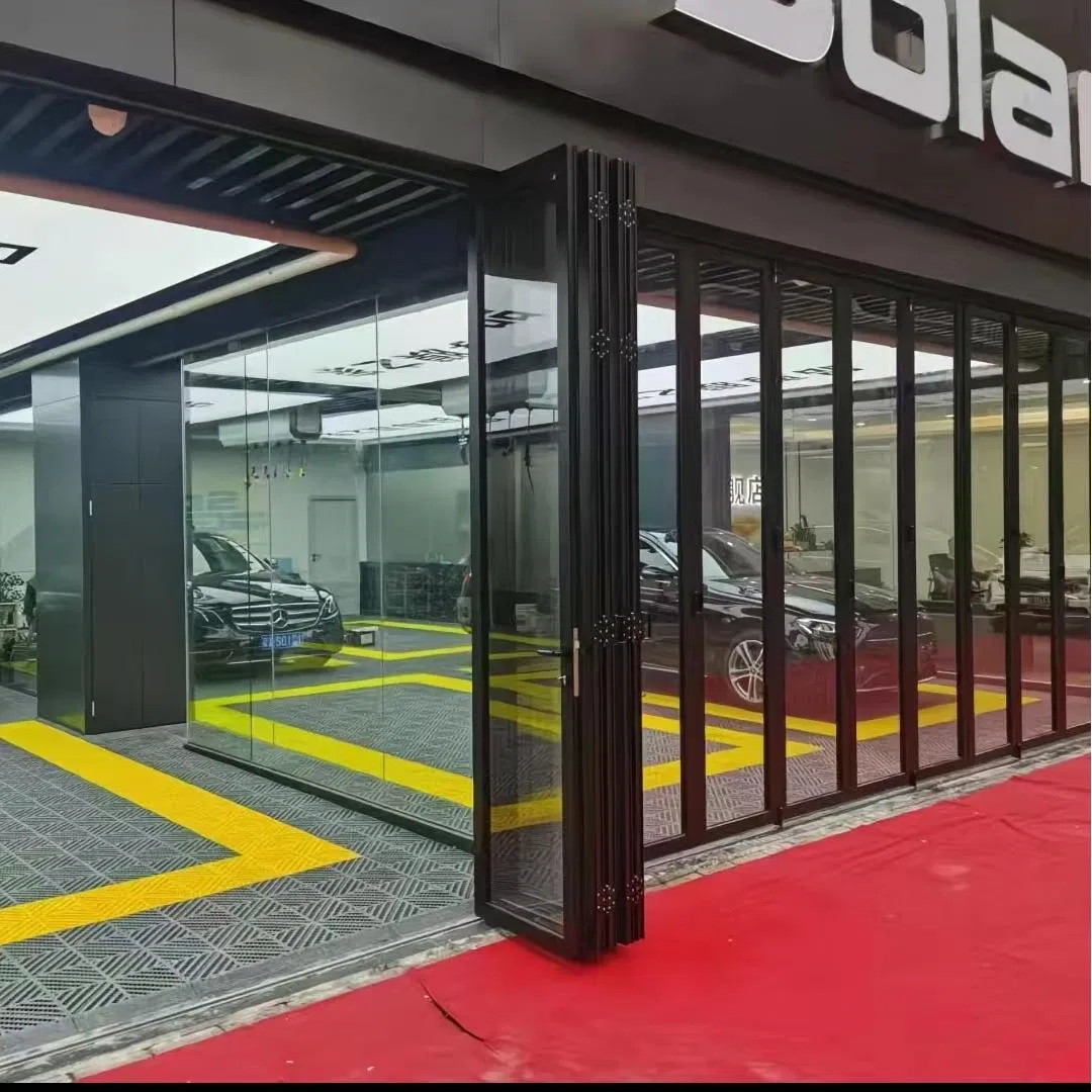 تنتج المصنع أبواب زجاجية قابلة للطي مصنوعة من الألمنيوم بتصميم حديث وفتحات كبيرة عازلة للصوت بأسعار منخفضة وجودة عالية