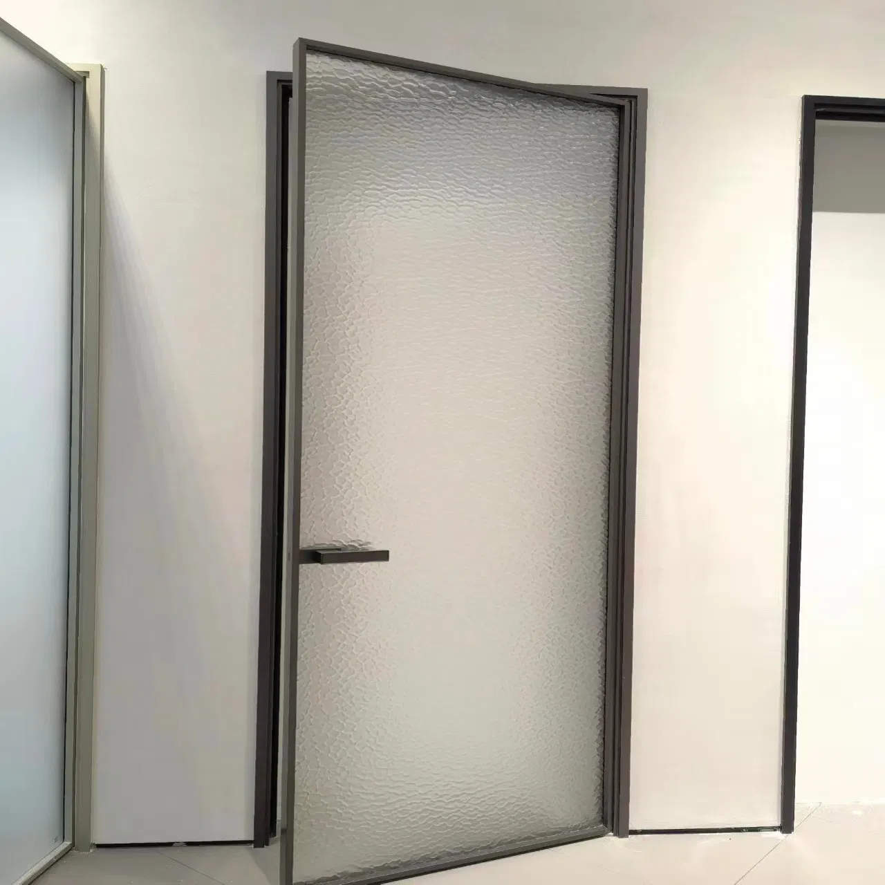 باب زجاجي hinged مصنوع من سبيكة الألمنيوم عازل للصوت للأمان في الحمام، باب خارجي حديث يفتح بشكل متأرجح