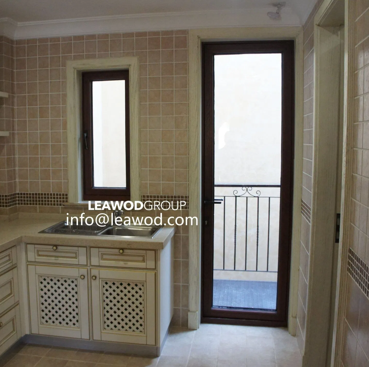 باب محوري زجاجي عازل للحرارة من الألمنيوم بدون لحامات بتصميم منحني للاستخدام في المنازل والفنادق والمكاتب والمباني