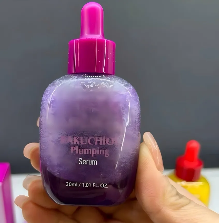 Suero iluminador de vitamina C OEM/ODM con niacinamida que fortalece la barrera cutánea, suero vitamínico iluminador para el cuidado de la piel femenina