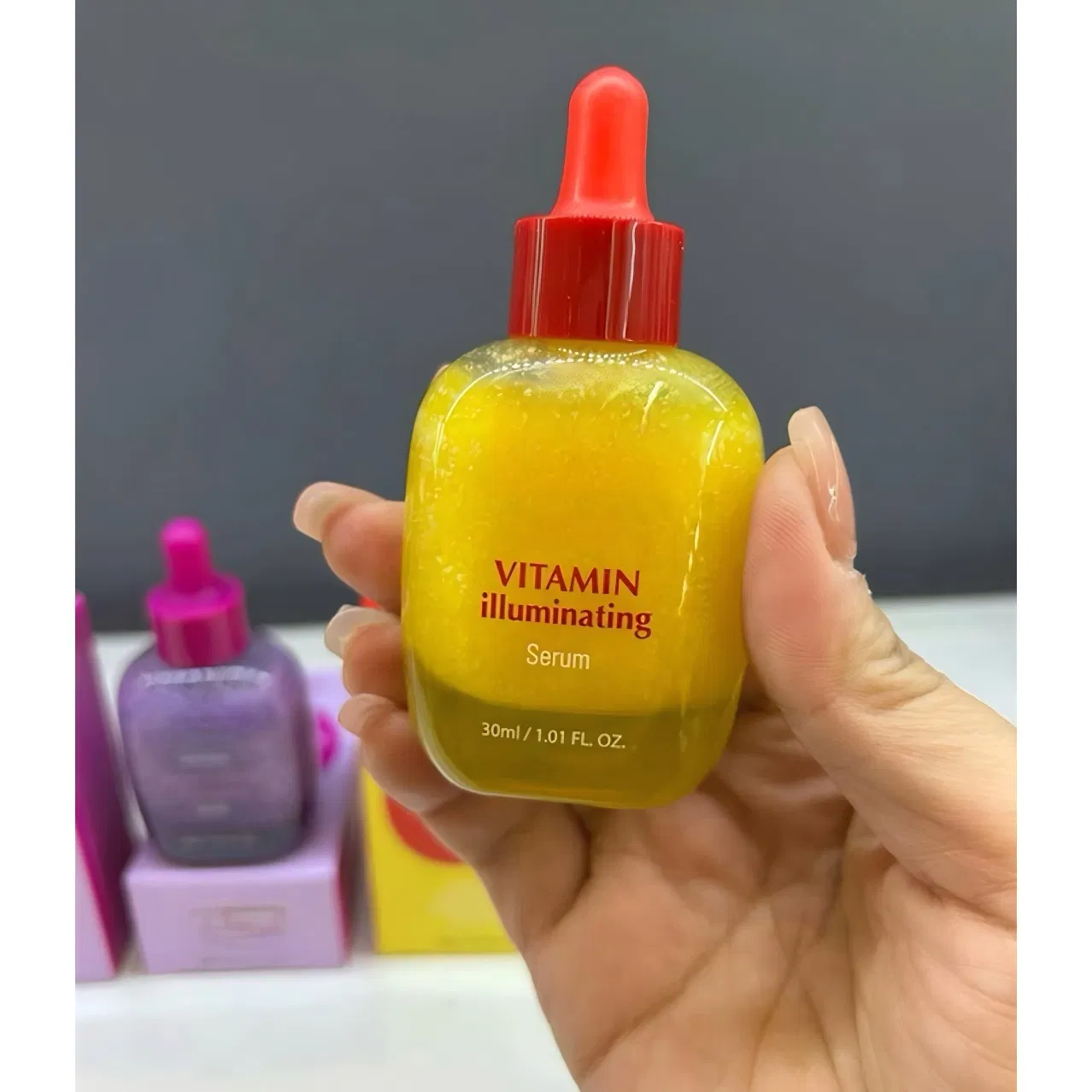 Suero iluminador de vitamina C OEM/ODM con niacinamida que fortalece la barrera cutánea, suero vitamínico iluminador para el cuidado de la piel femenina