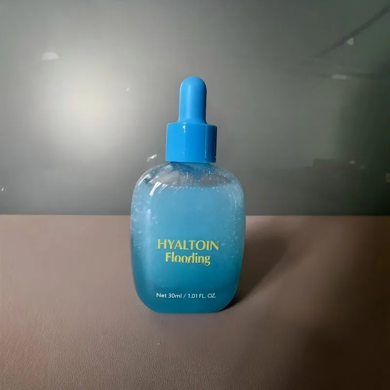 Suero iluminador de vitamina C OEM/ODM con niacinamida que fortalece la barrera cutánea, suero vitamínico iluminador para el cuidado de la piel femenina