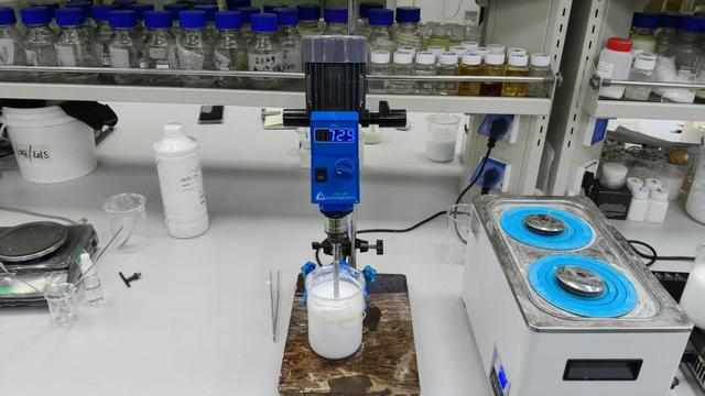 Línea de envasado automatizado de suero facial de marca privada