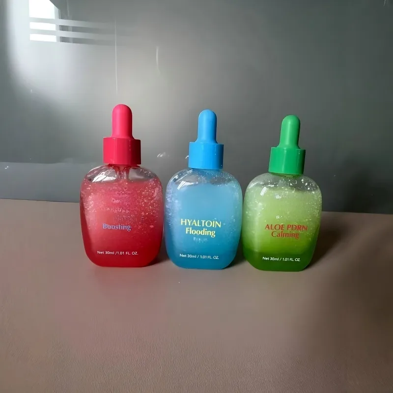 Suero iluminador de vitamina C OEM/ODM con niacinamida que fortalece la barrera cutánea, suero vitamínico iluminador para el cuidado de la piel femenina