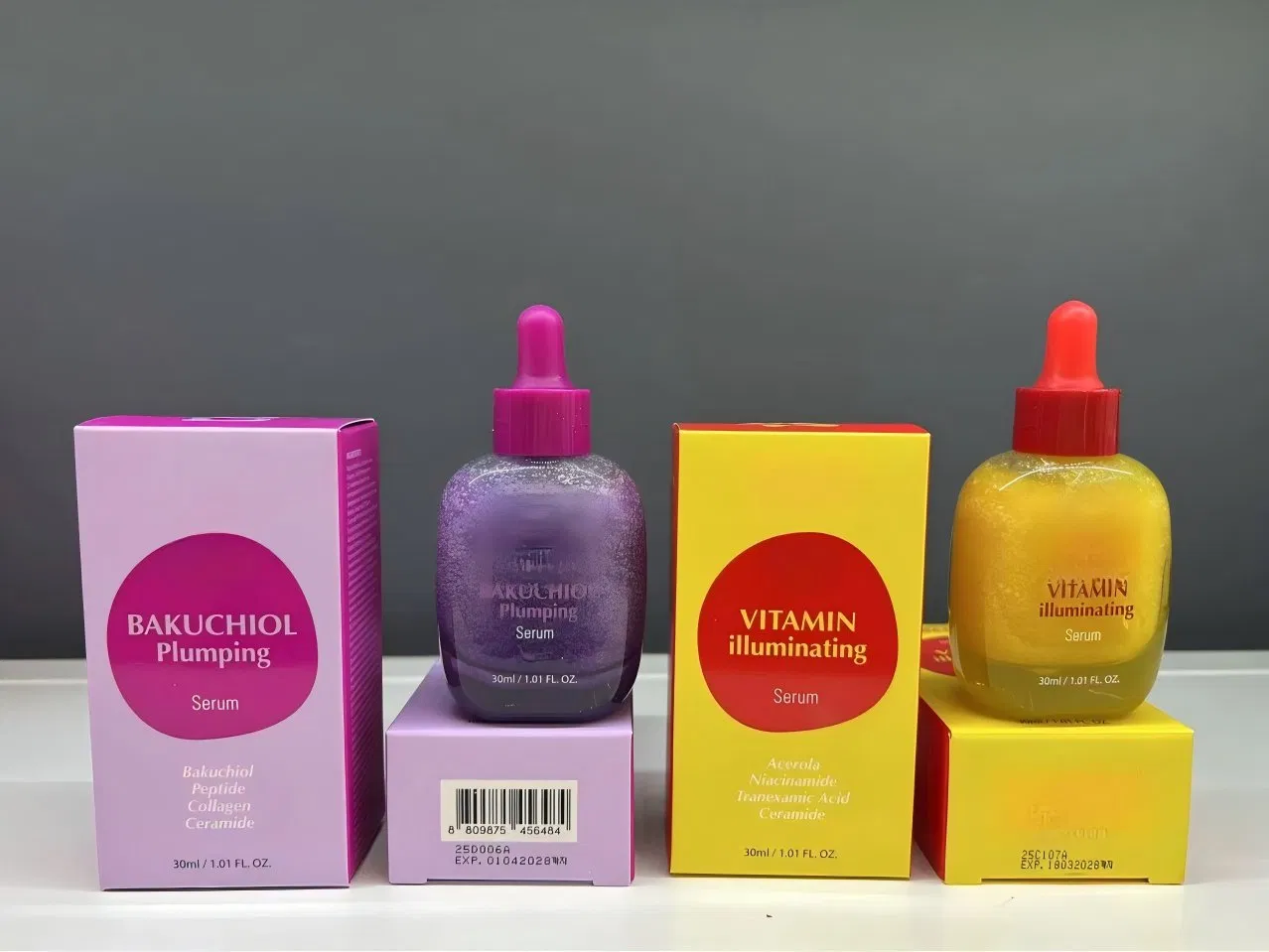 Suero iluminador de vitamina C OEM/ODM con niacinamida que fortalece la barrera cutánea, suero vitamínico iluminador para el cuidado de la piel femenina