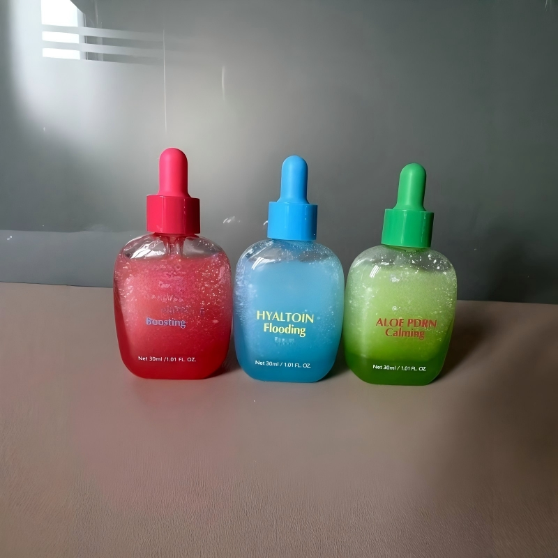 Suero iluminador de vitamina C OEM/ODM con niacinamida que fortalece la barrera cutánea, suero vitamínico iluminador para el cuidado de la piel femenina
