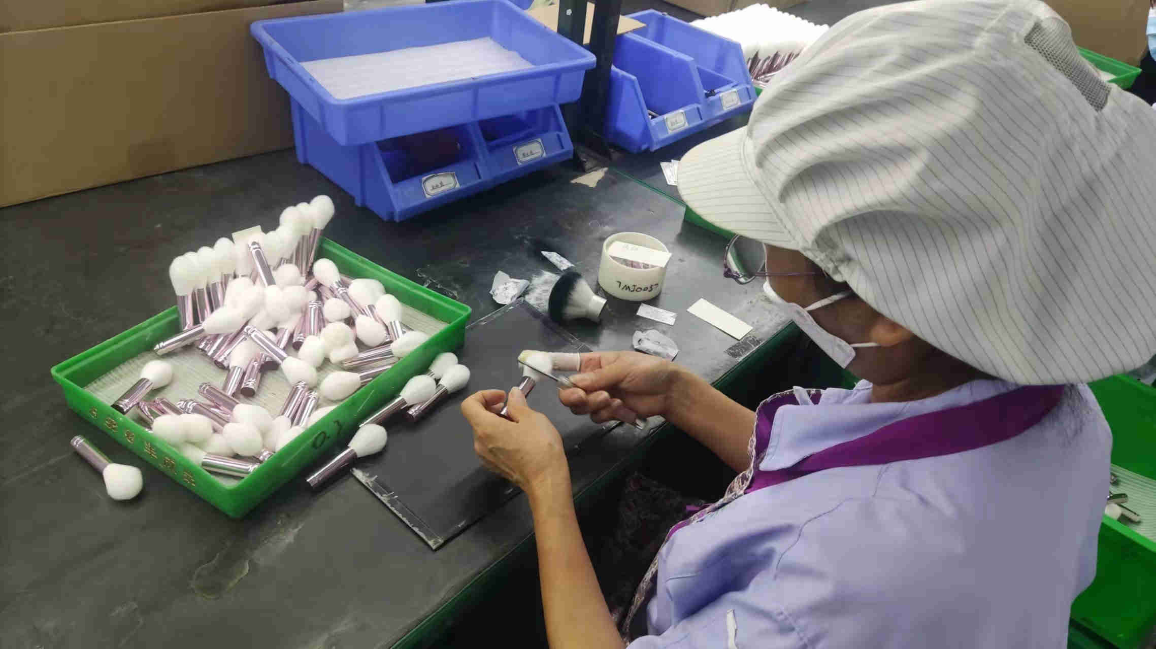 Reparação - Controlo e acabamento de ferramentas de beleza na linha de produção