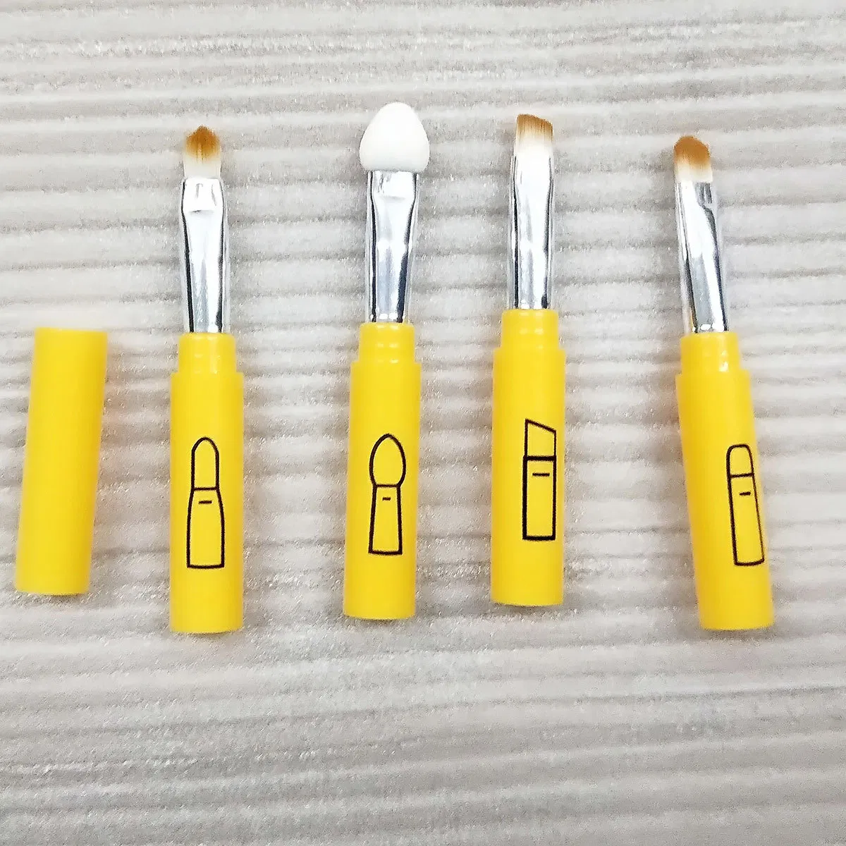 4 In1 Pincel de Maquiagem Multifuncional Pincel de Lábios Destacável Esponja Pincel de Sombra de Olhos