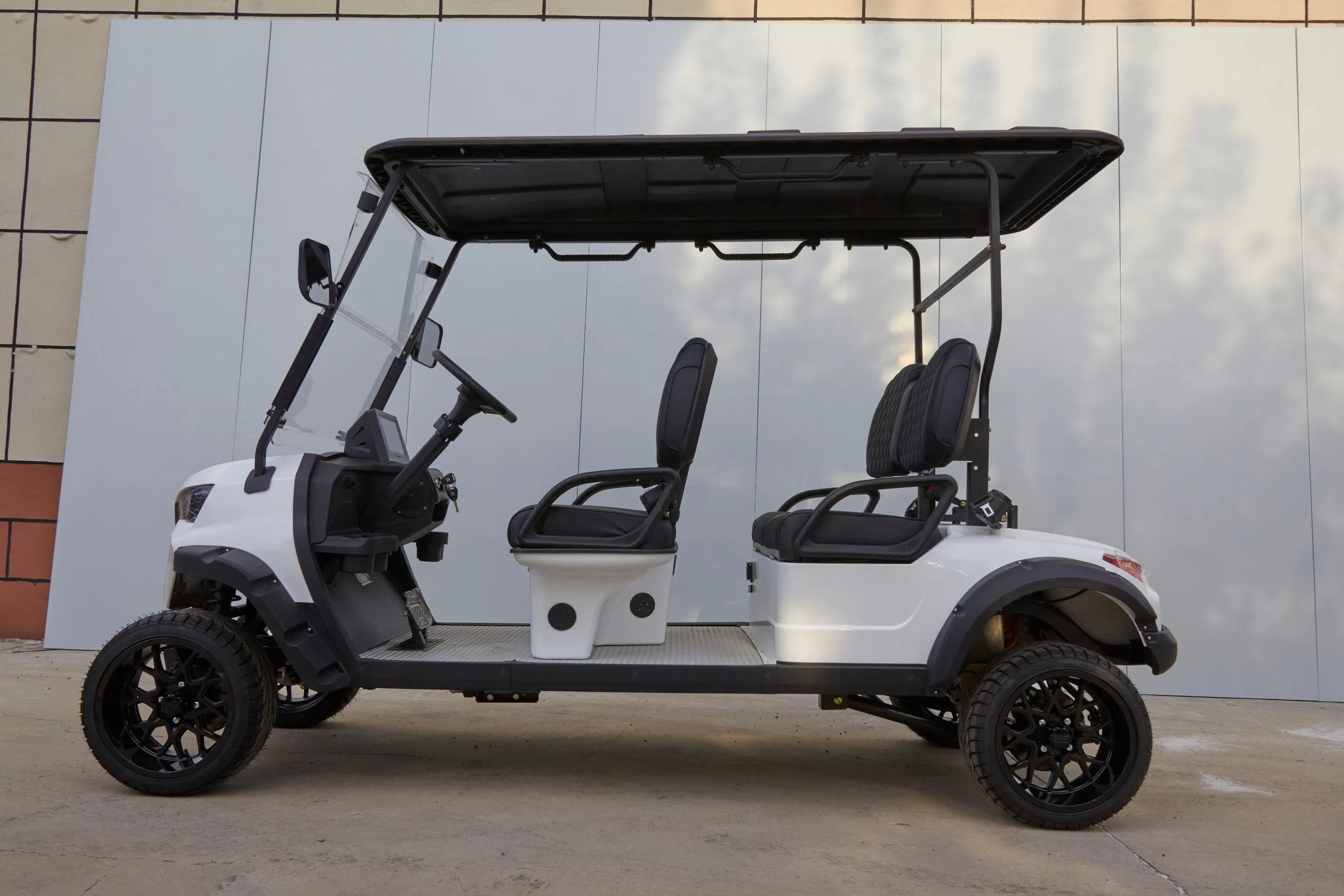 Eco-Friendly 4-Seaters Golf Cart with Solar Roof for Green Village