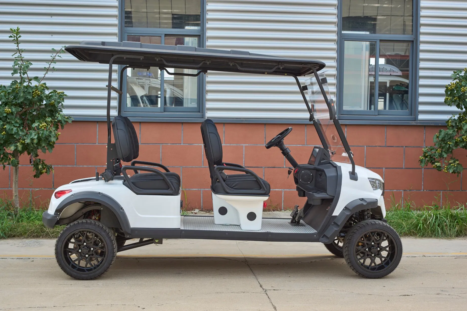 Eco-Friendly 4-Seaters Golf Cart with Solar Roof for Green Village