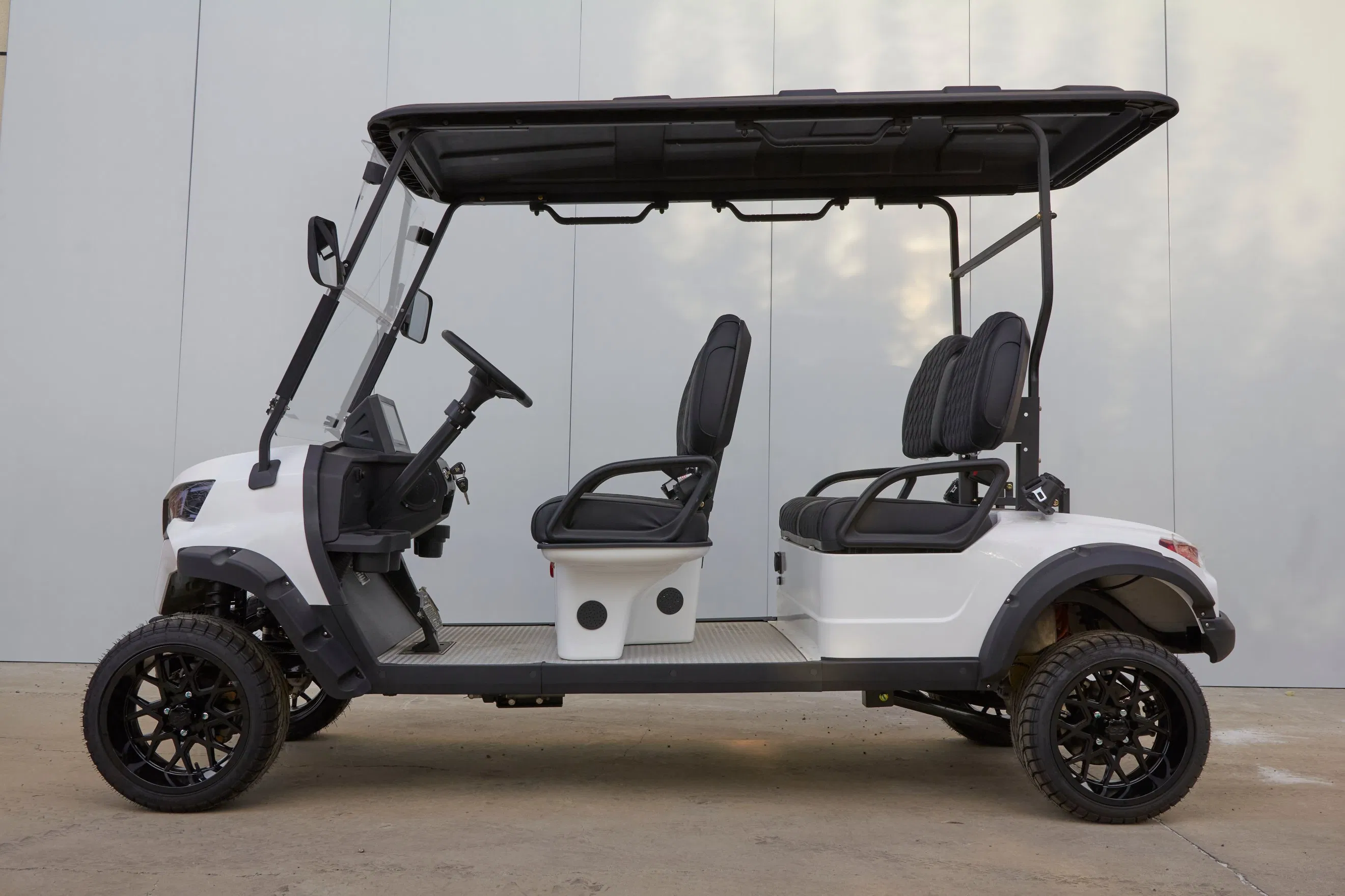Eco-Friendly 4-Seaters Golf Cart with Solar Roof for Green Village