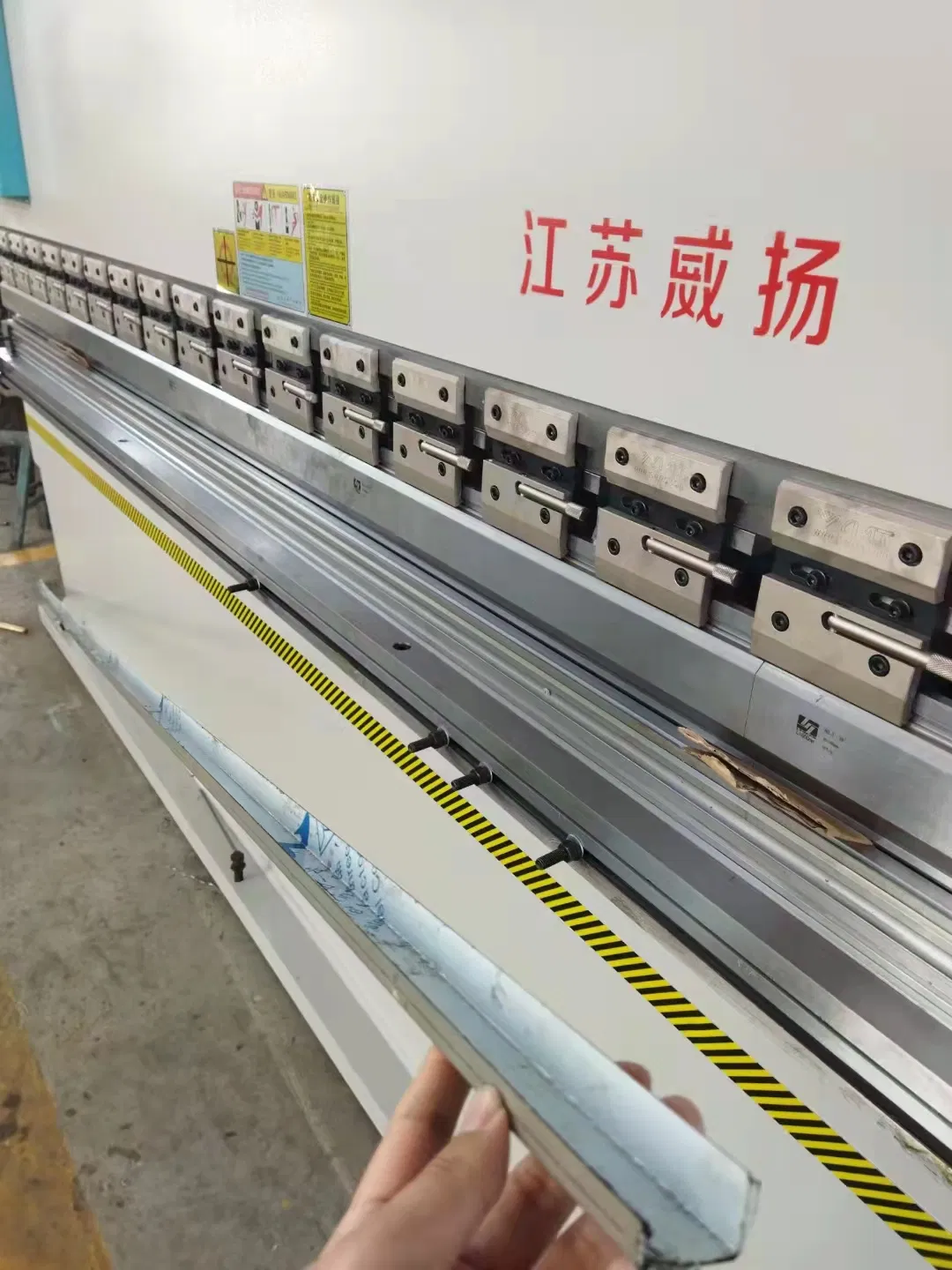 VYMT Delem DA53T 6+1axis WE67K CNC Bending Solution