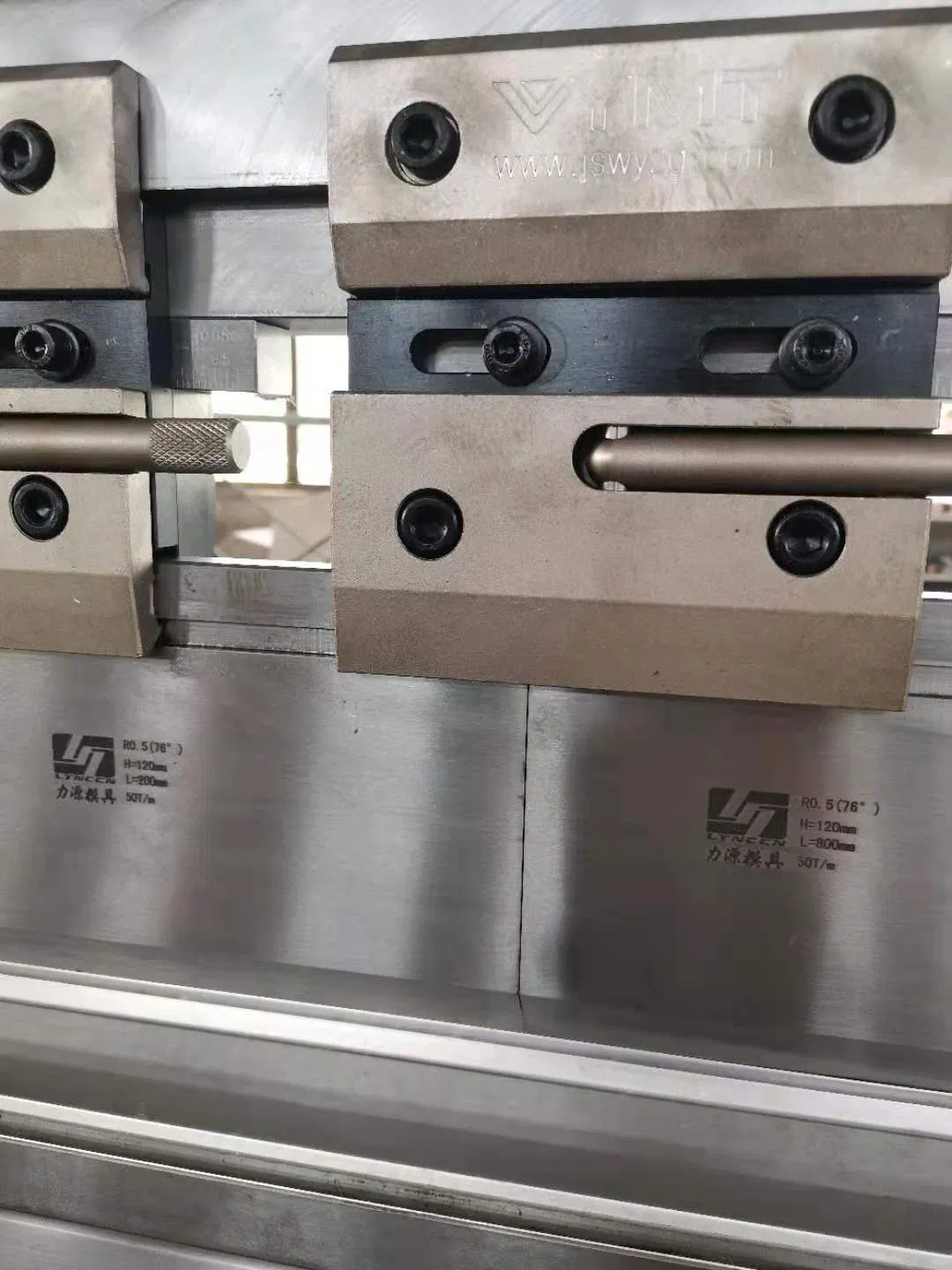 VYMT Delem DA53T 6+1axis WE67K CNC Bending Solution