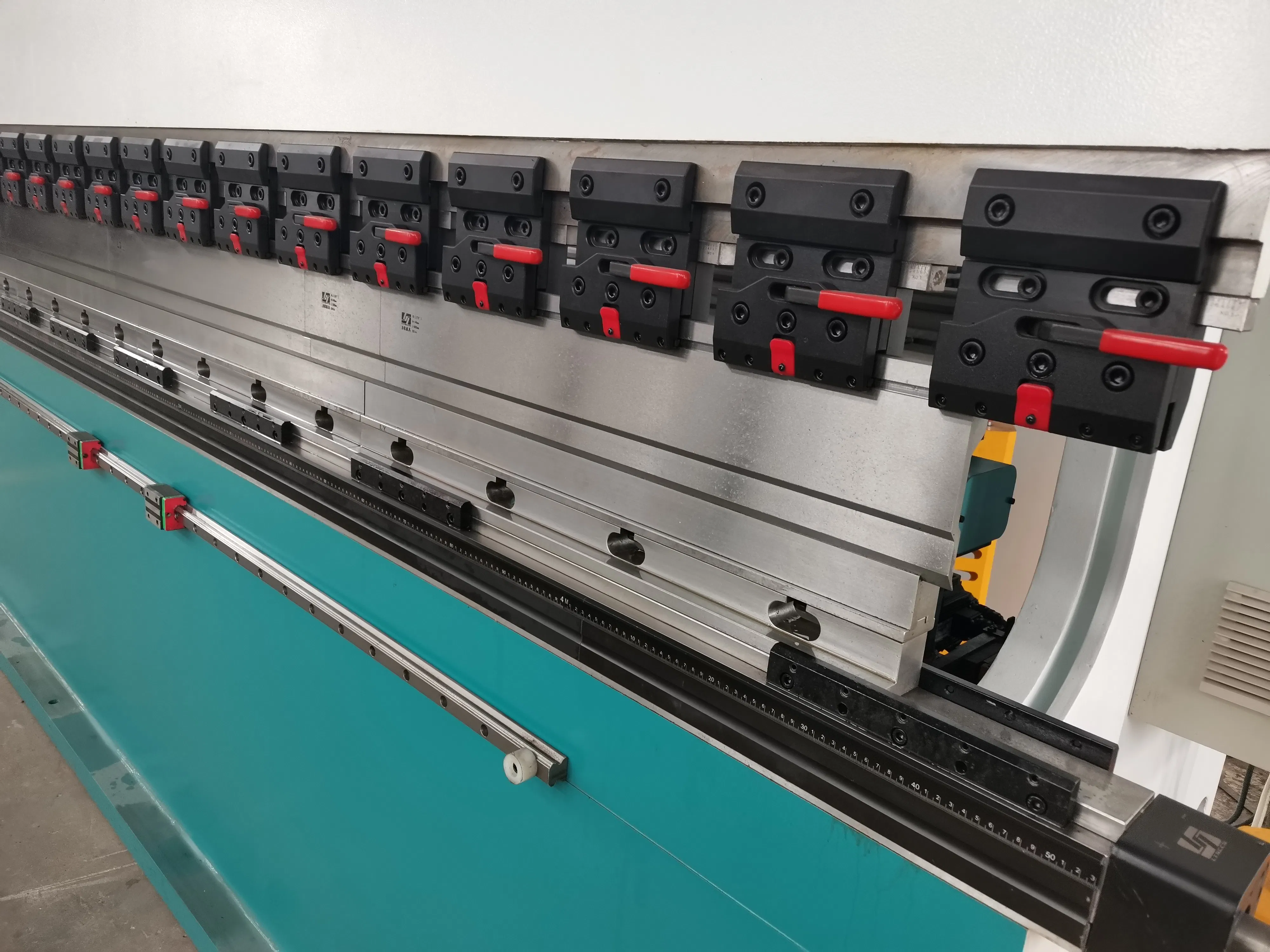 VYMT Delem DA53T 6+1axis WE67K CNC Bending Solution