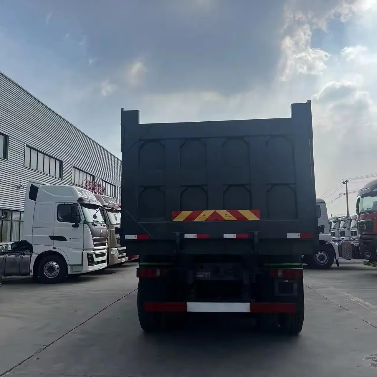 HOWO Tipper Truck Hydraulic Lifting System for Bulk Transport