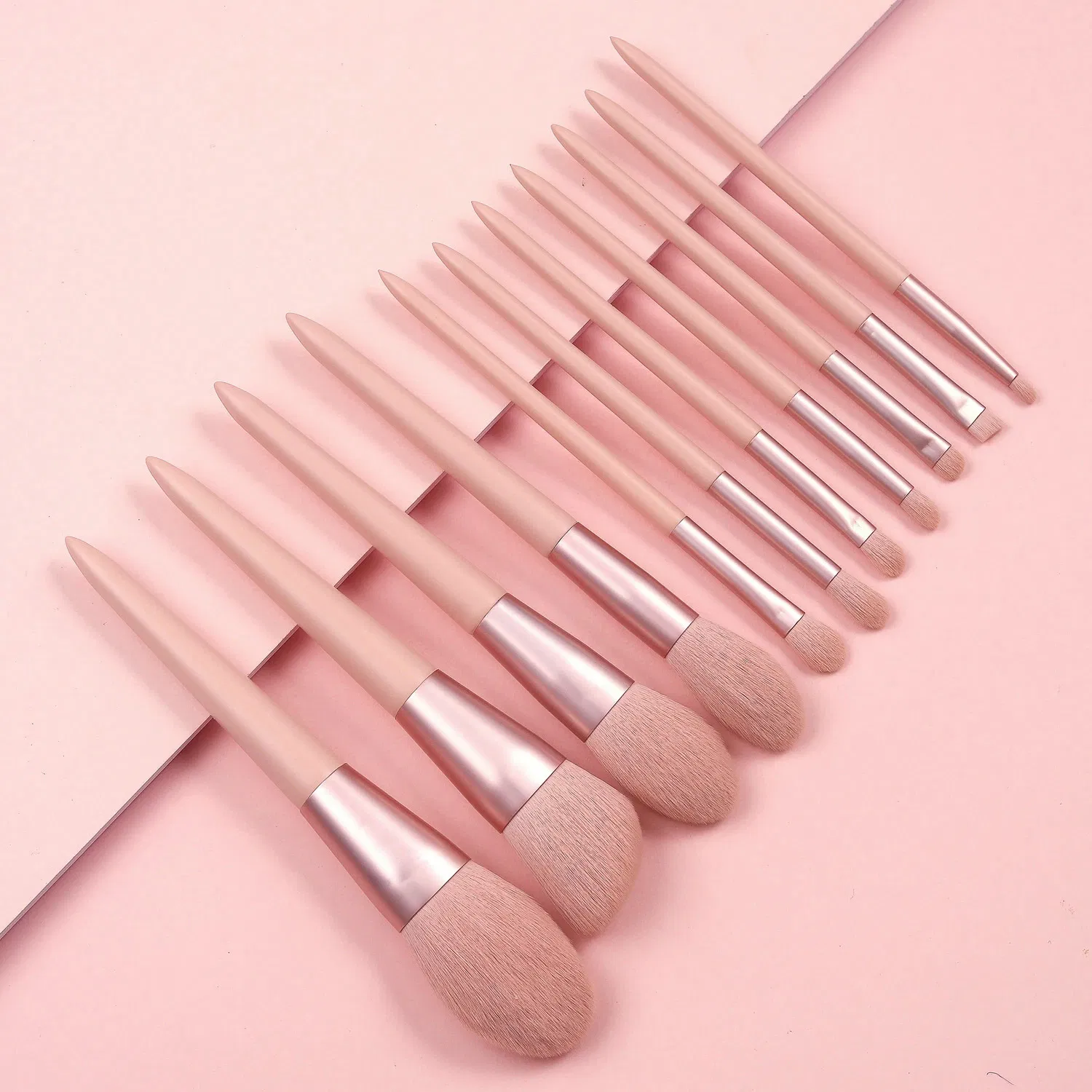 Conjunto de Pincéis de Maquiagem Soft Pink Beautichen 10PCS com Estojo de Couro PU – Pincéis Cosméticos Profissionais para Base, Pó, Sombra, Mistura, Contorno