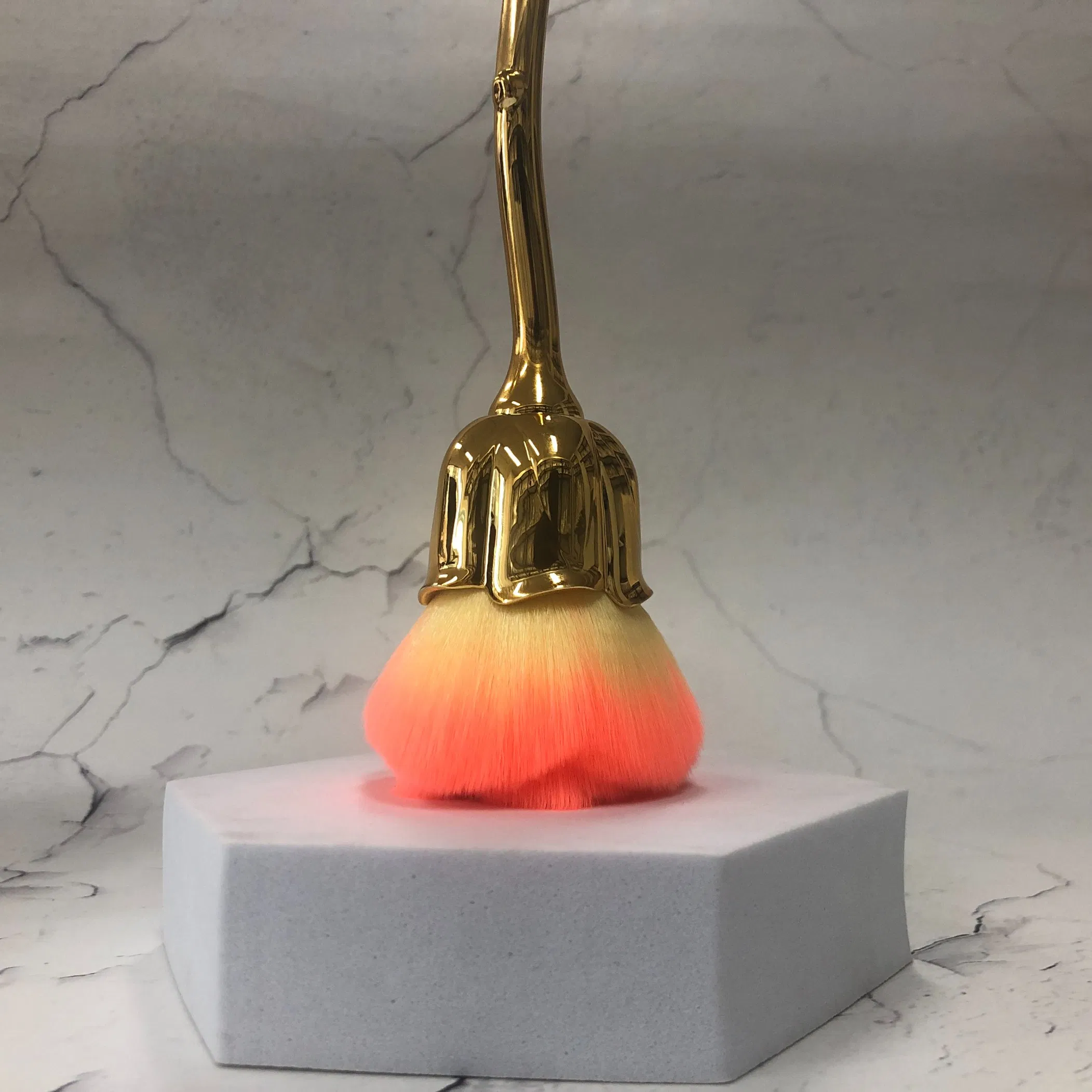 Pincel de Maquiagem para Blush com Forma de Flor de Rosa, Cabo Dourado, Gradiente de Rosa e Laranja, Cerdas Macias