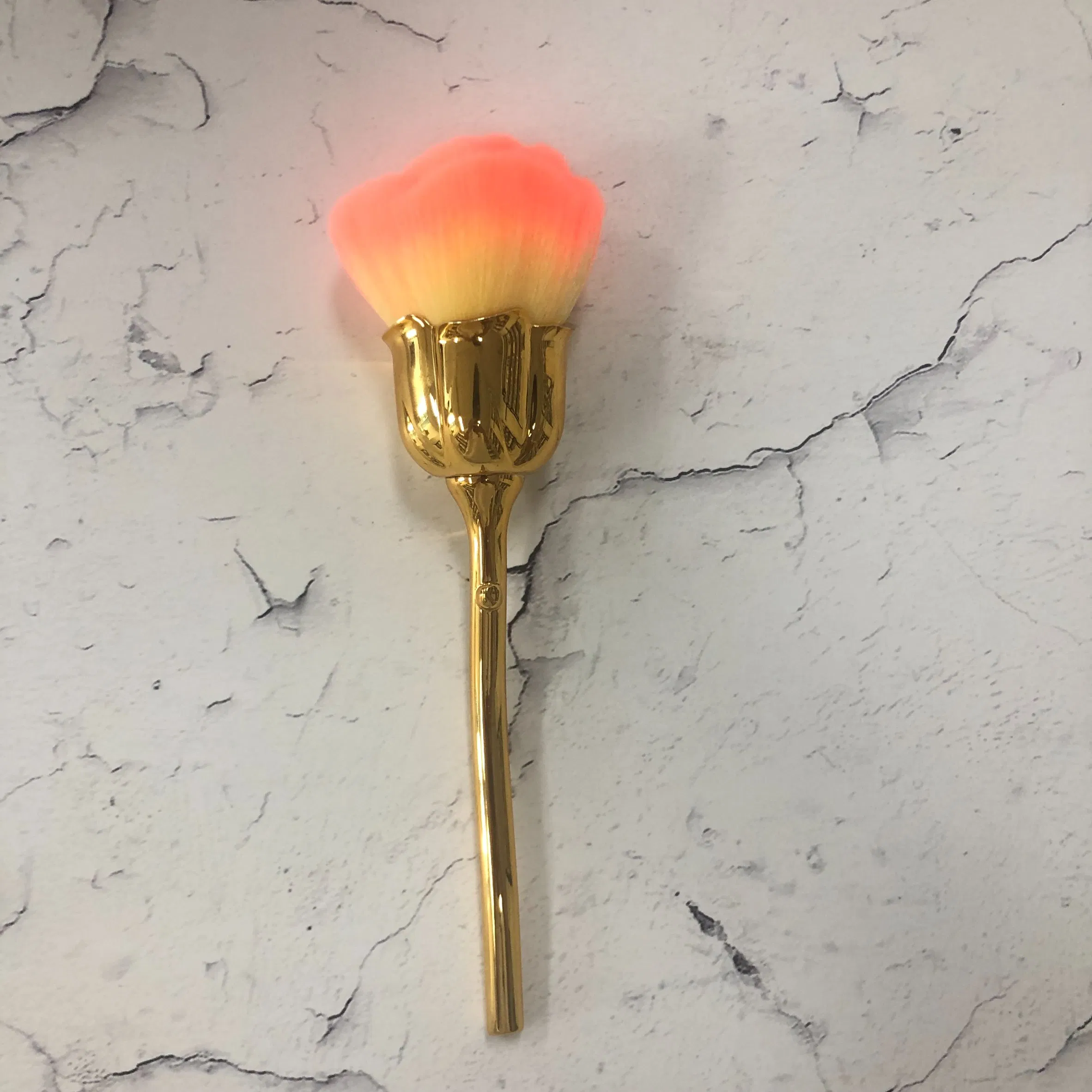 Pincel de Maquiagem para Blush com Forma de Flor de Rosa, Cabo Dourado, Gradiente de Rosa e Laranja, Cerdas Macias