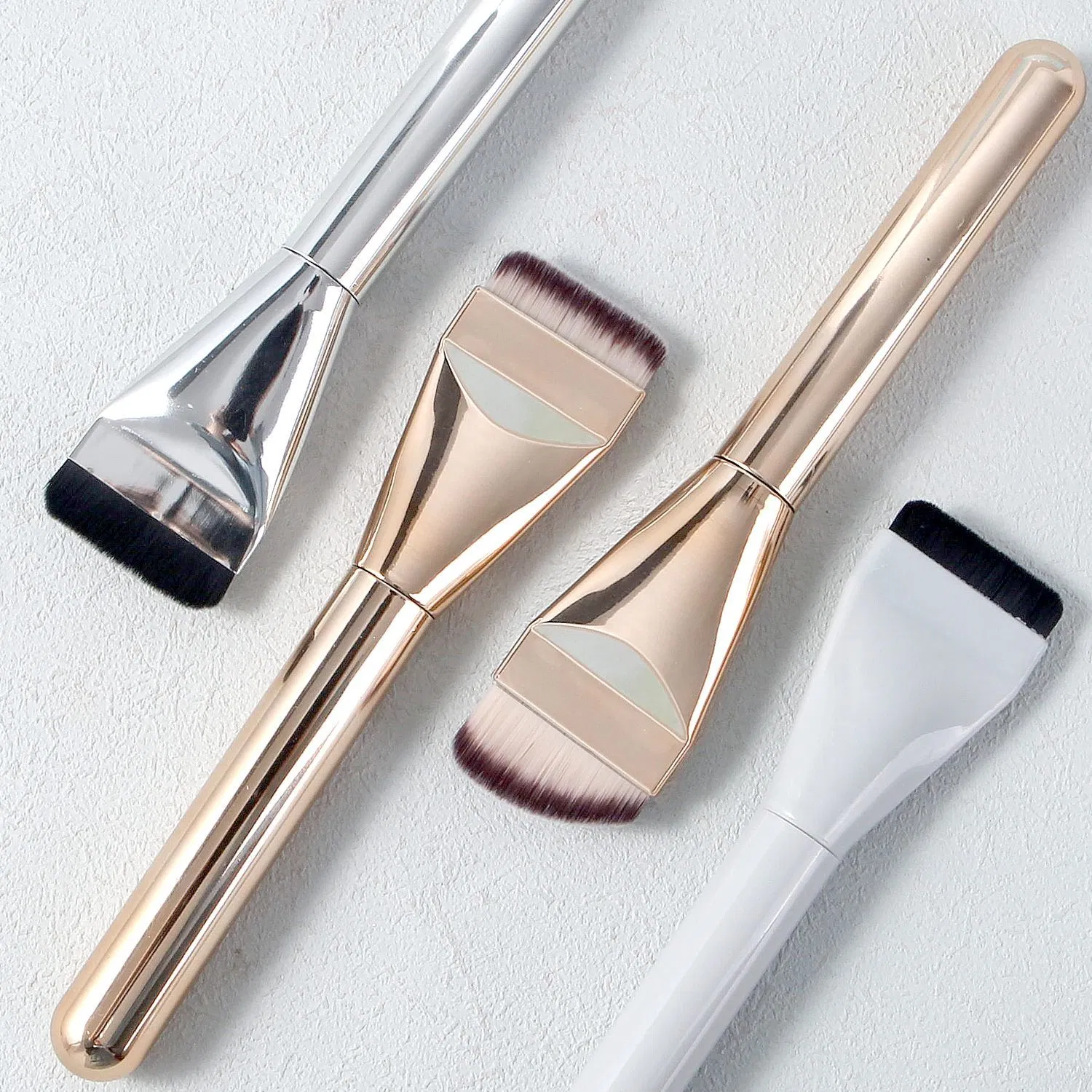 Conjunto de Pincéis de Maquiagem Flat Top Beautichen 4PCS - Cabos Dourados e Prateados - Perfeito para Base, Pó, Blush e Contorno