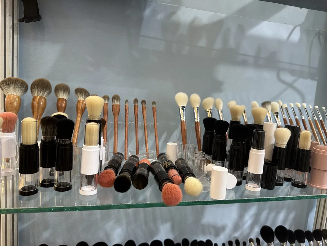 Variedade de modelos de pincéis de maquiagem