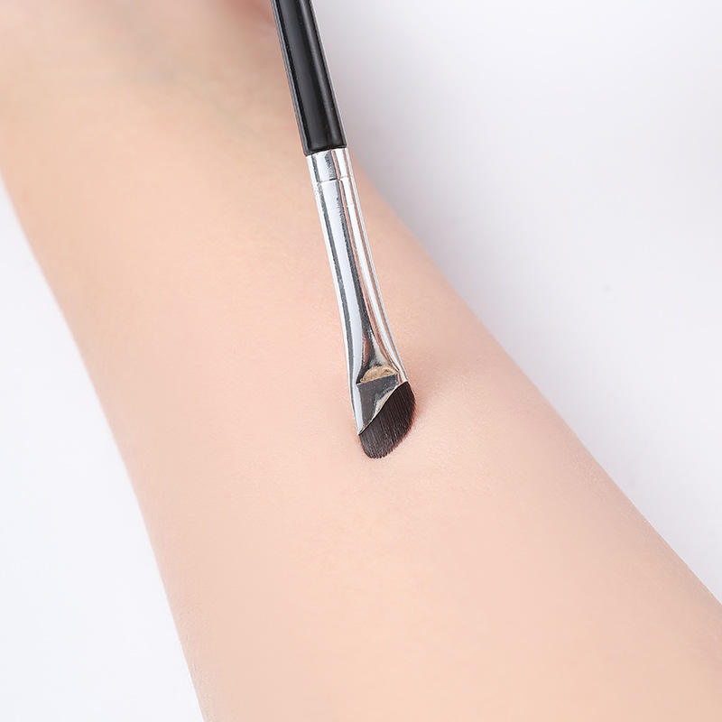 Dica Ideal para Maquiagem de Olhos com Pincel de Delineador Angulado de Uma Extremidade
