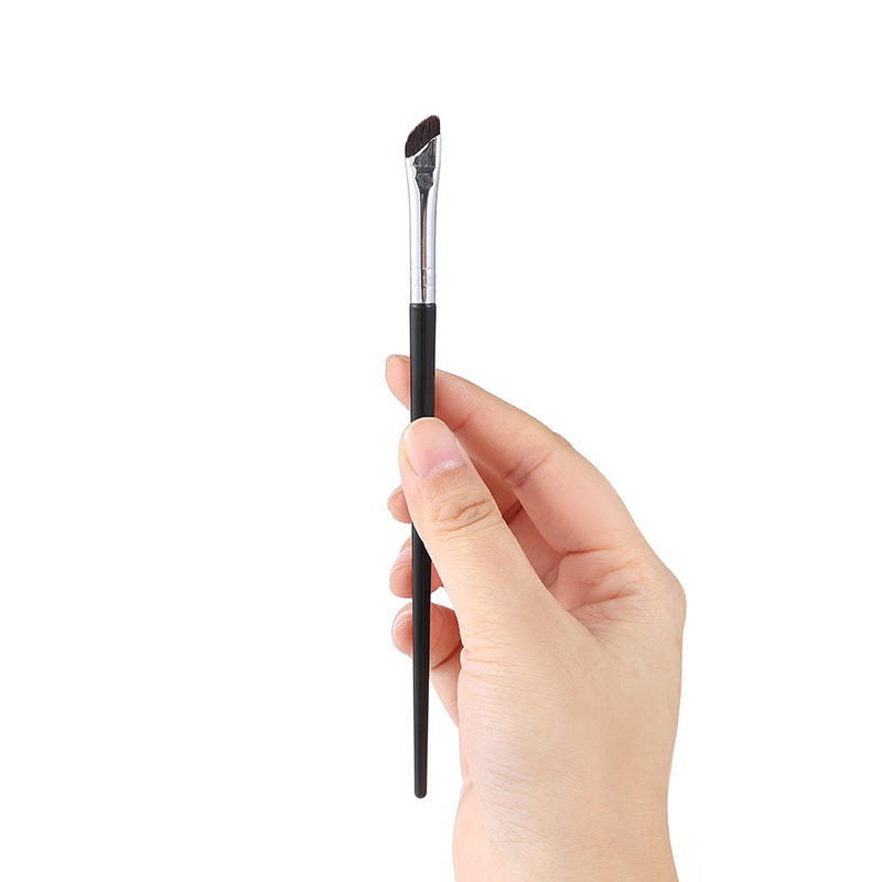 Dica Ideal para Maquiagem de Olhos com Pincel de Delineador Angulado de Uma Extremidade