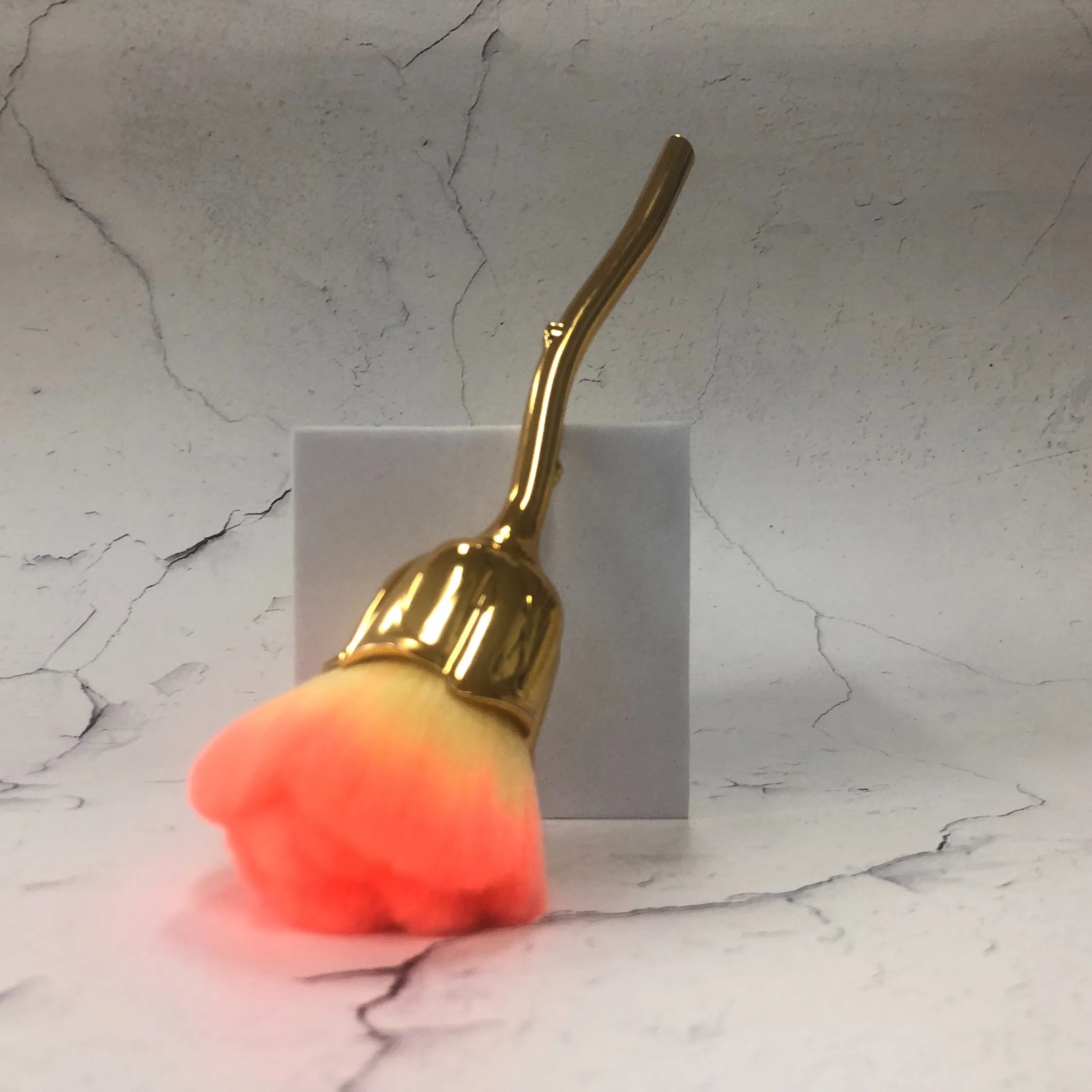 Pincel de Maquiagem para Blush com Forma de Flor de Rosa, Cabo Dourado, Gradiente de Rosa e Laranja, Cerdas Macias