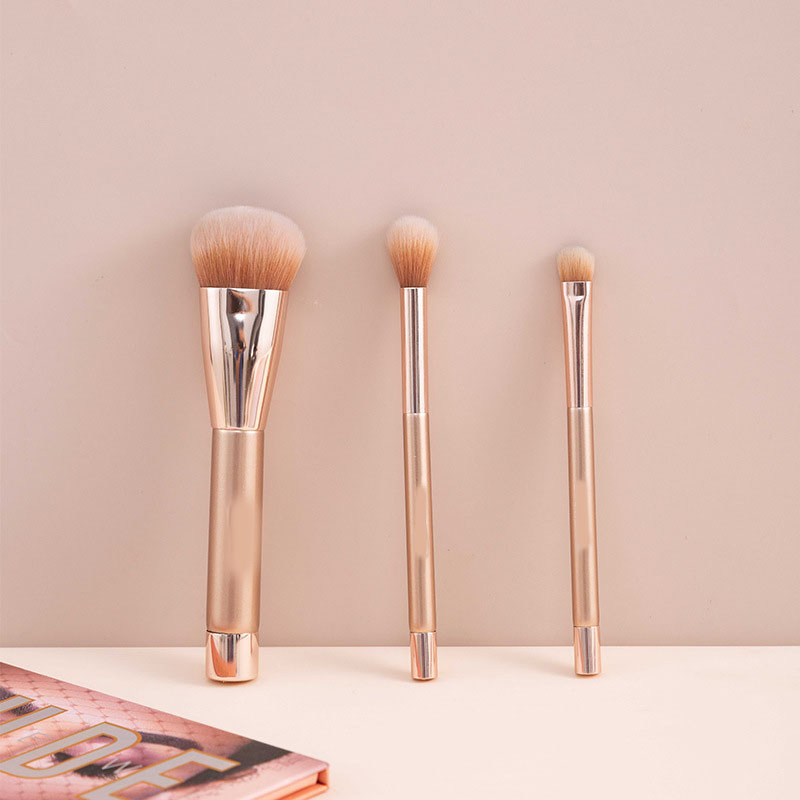 Pincel de Maquiagem Kabuki em Rosa Dourado Elegante com Cerdas Macias