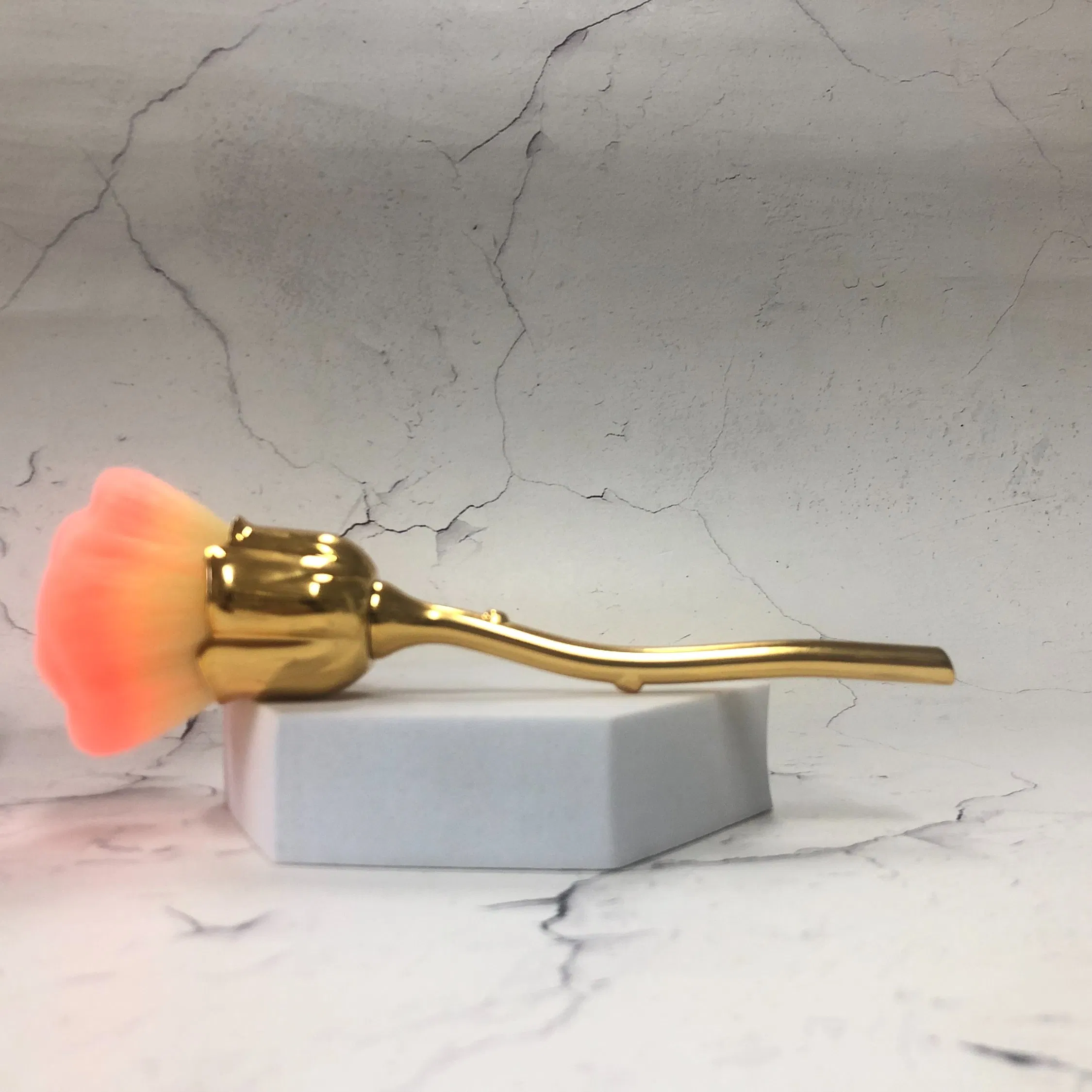 Pincel de Maquiagem para Blush com Forma de Flor de Rosa, Cabo Dourado, Gradiente de Rosa e Laranja, Cerdas Macias