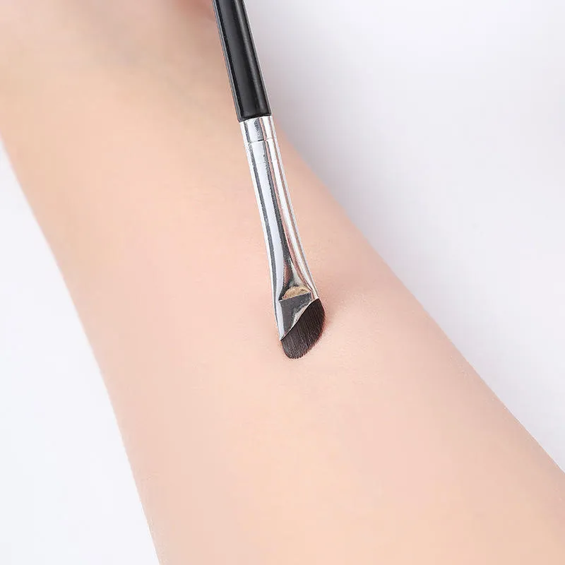 Dica Ideal para Maquiagem de Olhos com Pincel de Delineador Angulado de Uma Extremidade