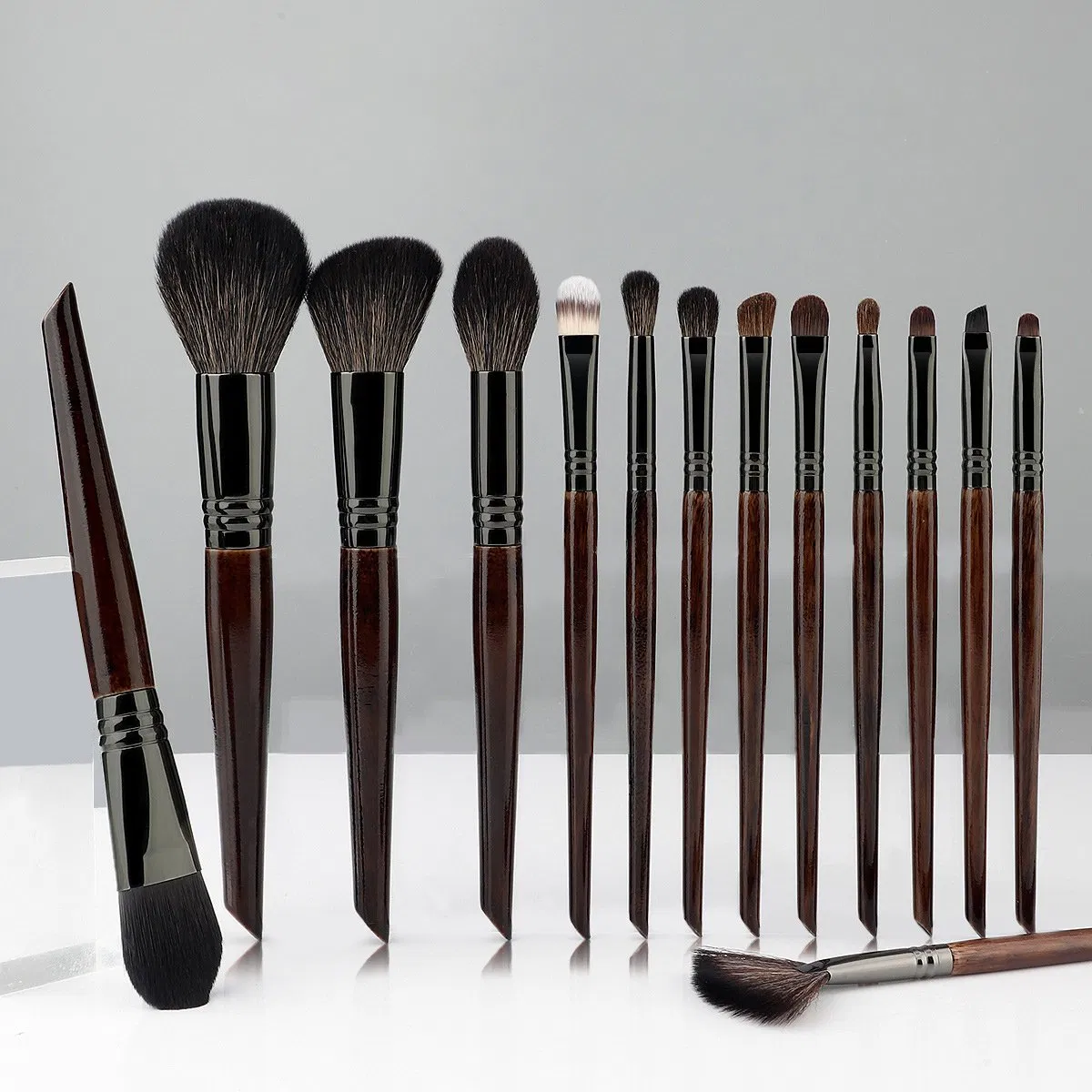 Conjunto de Pincéis de Maquiagem Beautichen 14-Piece com Cabos de Madeira Escura – Cerdas Sintéticas Premium para Rosto e Olhos – Mistura Profissional, Contorno
