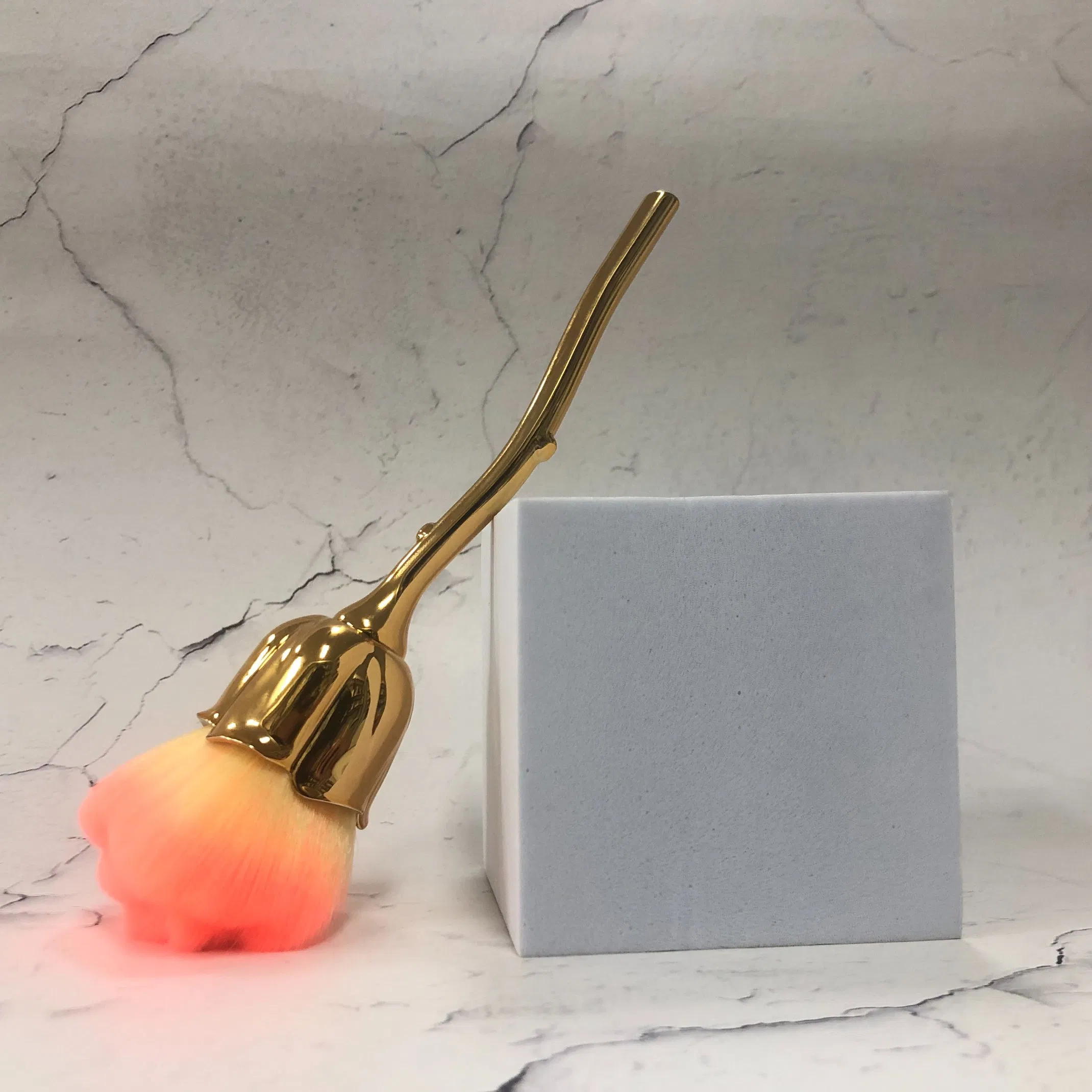 Pincel de Maquiagem para Blush com Forma de Flor de Rosa, Cabo Dourado, Gradiente de Rosa e Laranja, Cerdas Macias