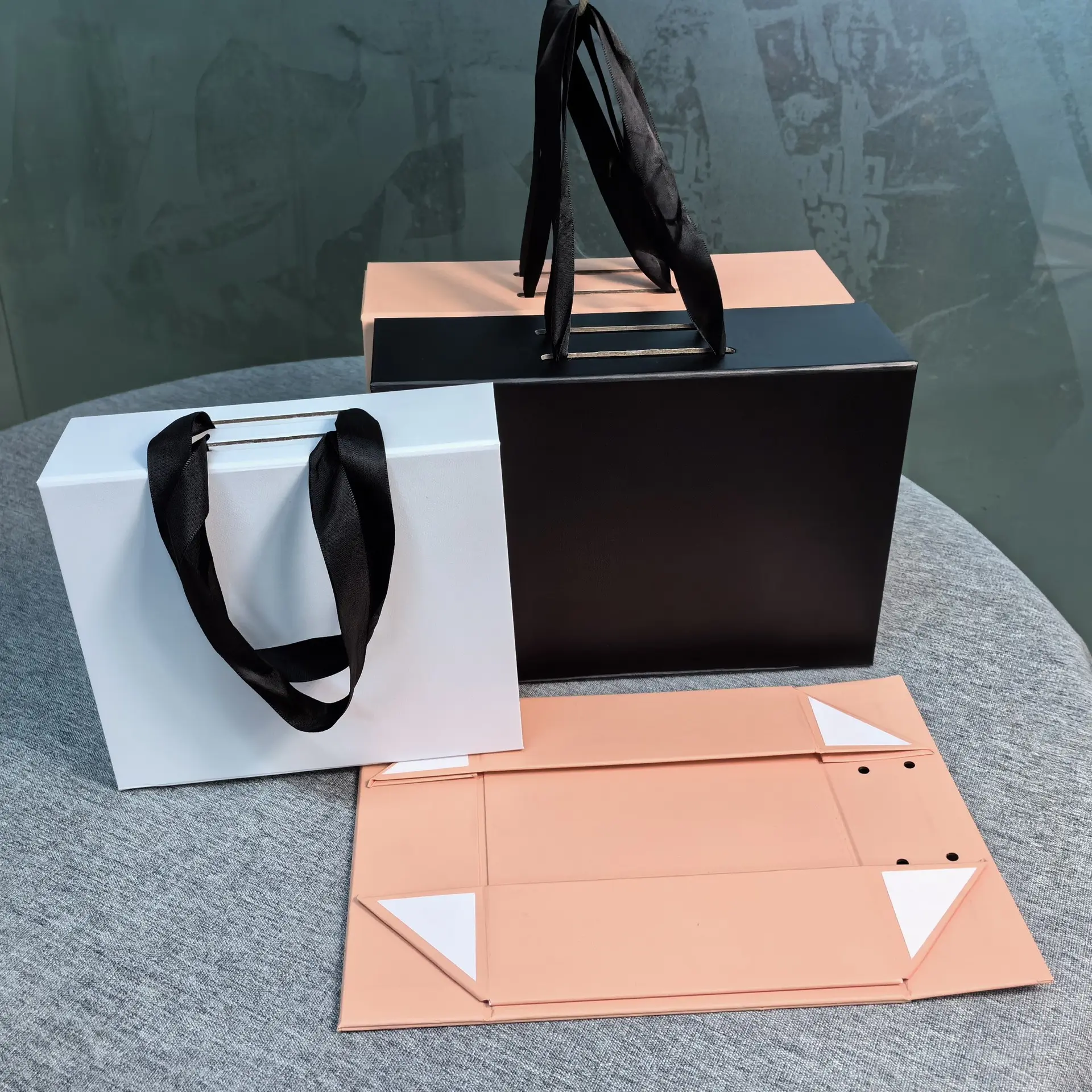 High-Quality Customized Rigid Cardboard Magnetic Foldable Paper Gift Boxes With Ribbon Supplier, Factory
