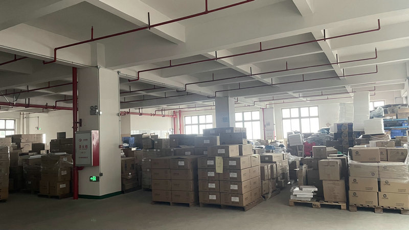 Almacenamiento y logística de luminarias LED para distribución global