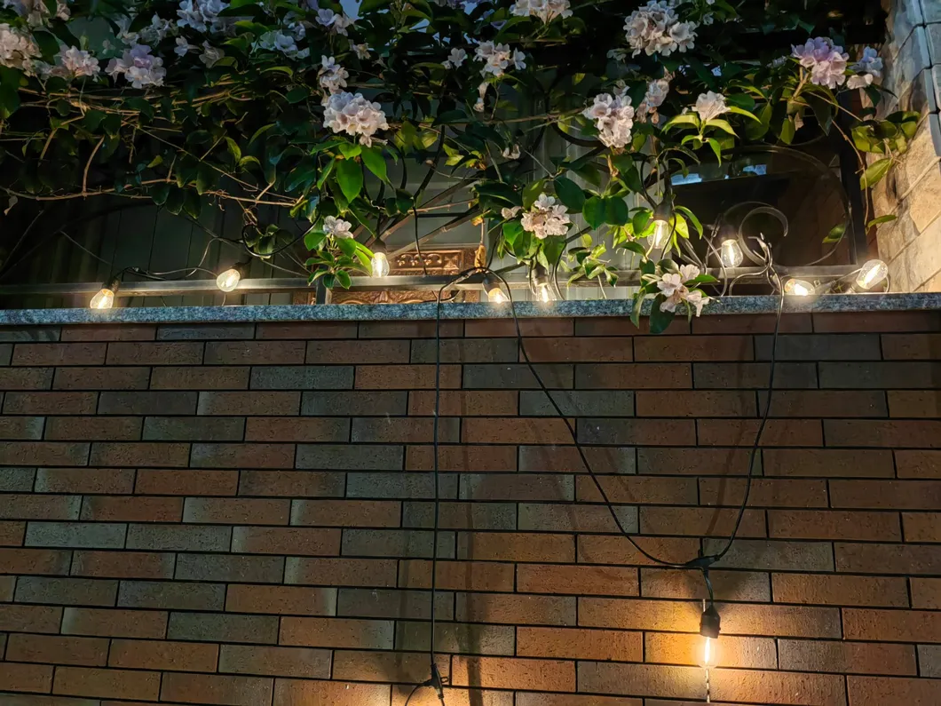 Luces solares de estilo colgante para interiores y exteriores con 50PCS bombillas LED multicolores para iluminación de jardín, terraza y Navidad