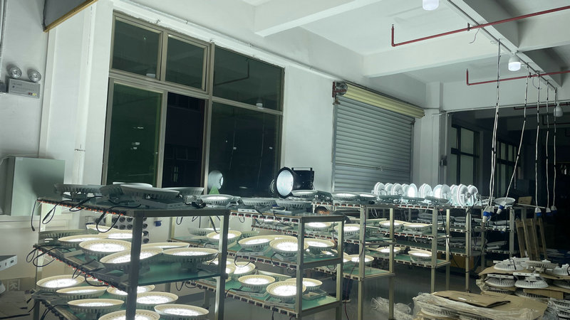 Prueba de envejecimiento acelerado de luminarias LED en cámara de envejecimiento