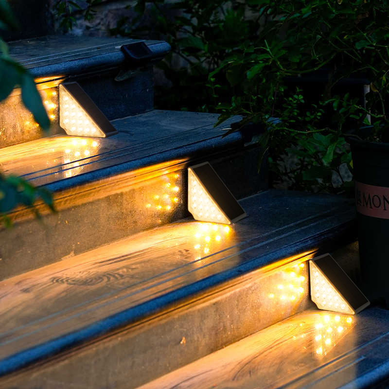 Luces de escalera triangulares solares ajustables para la seguridad del camino