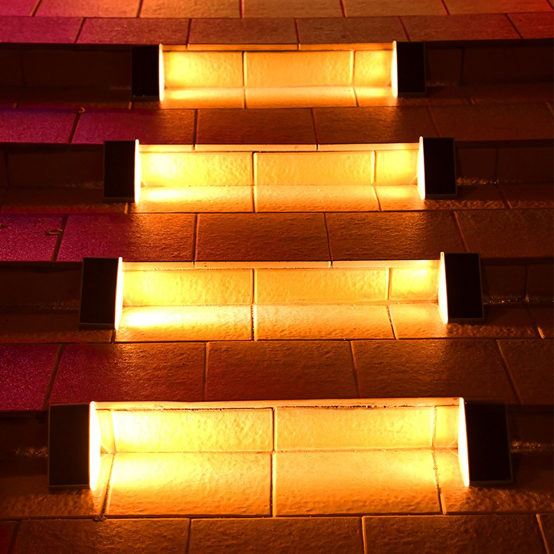 Luces de escalera triangulares solares ajustables para la seguridad del camino