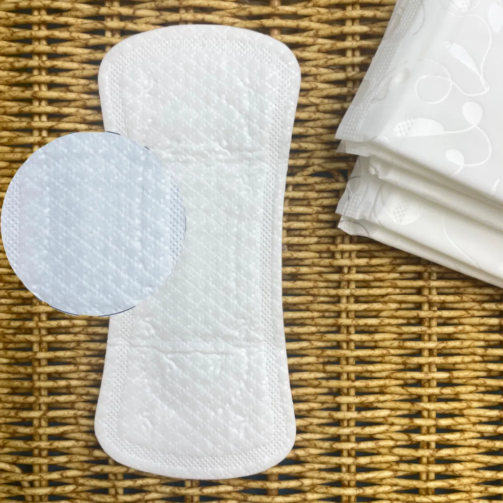 Detalle compresa femenina ultra delgada suave biodegradable antibacteriana