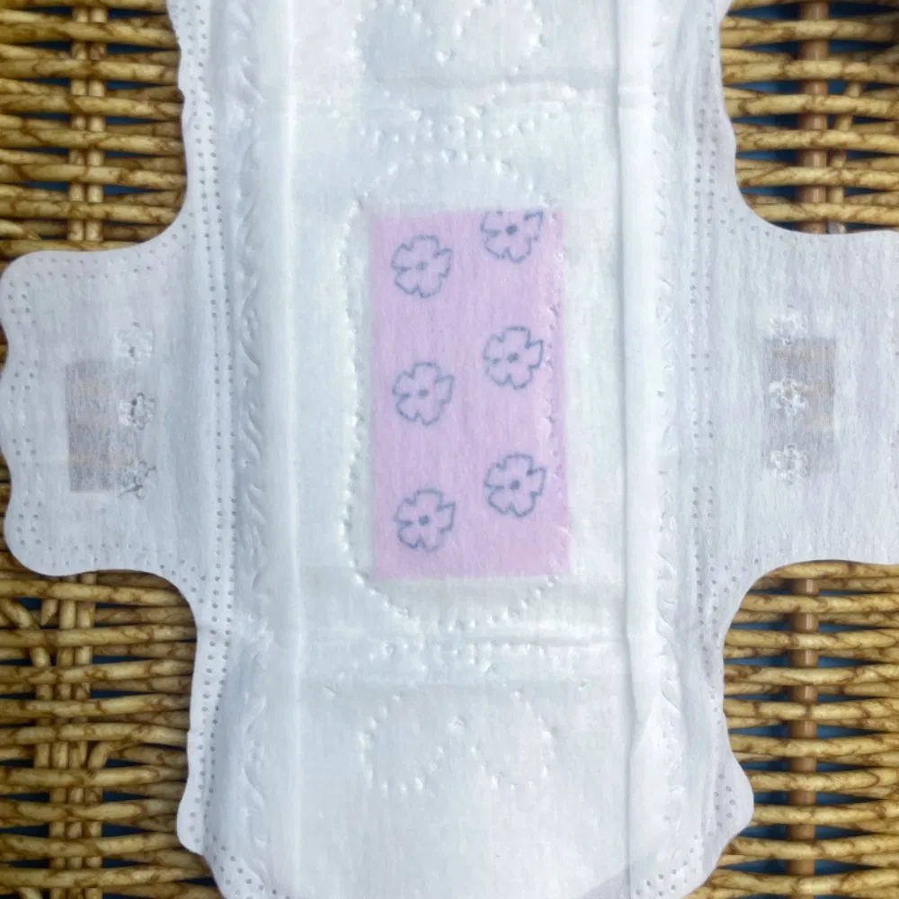 Muestra gratuita de compresa menstrual desechable de algodón orgánico para mujeres
