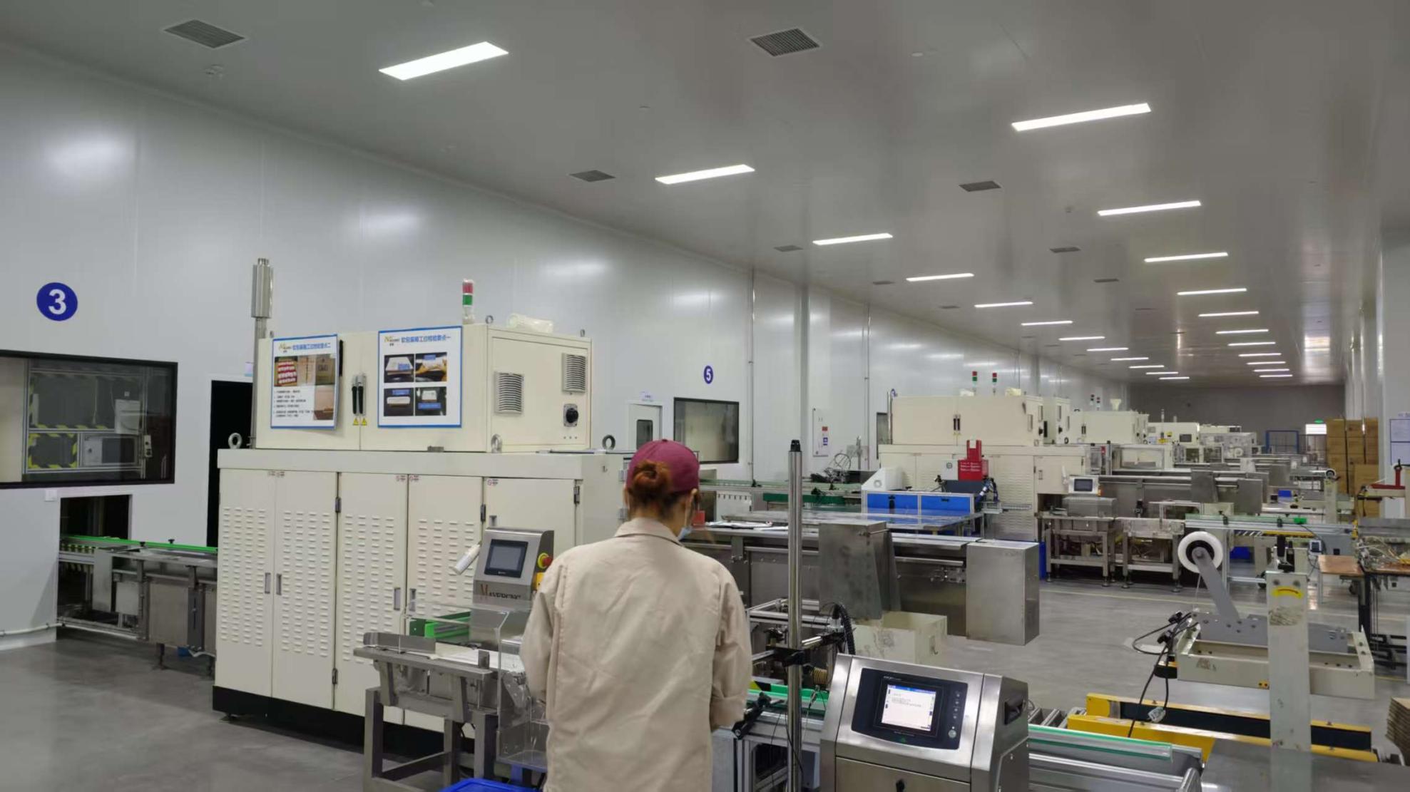 Proceso de empaque de productos de higiene femenina en Movigo Health