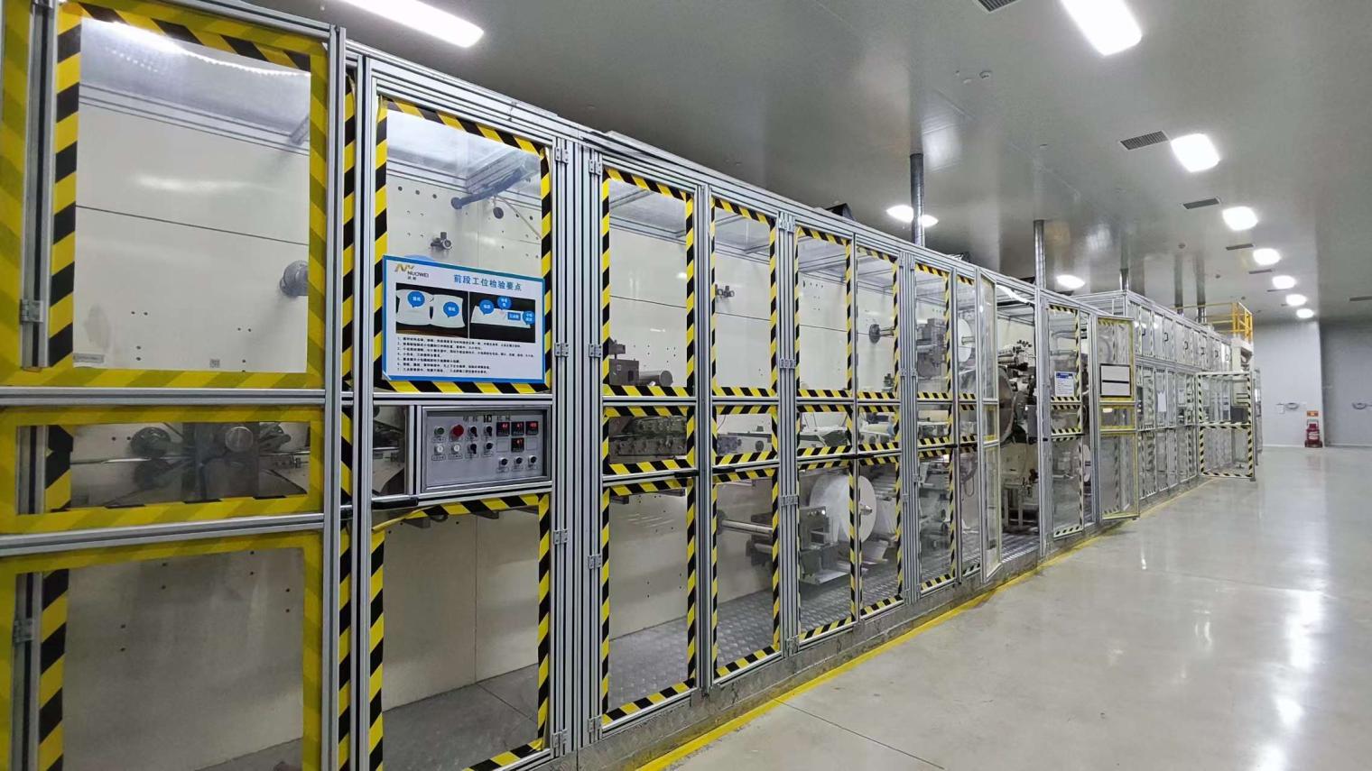 Línea de procesamiento automático en fábrica Movigo Health para producción de higiene femenina